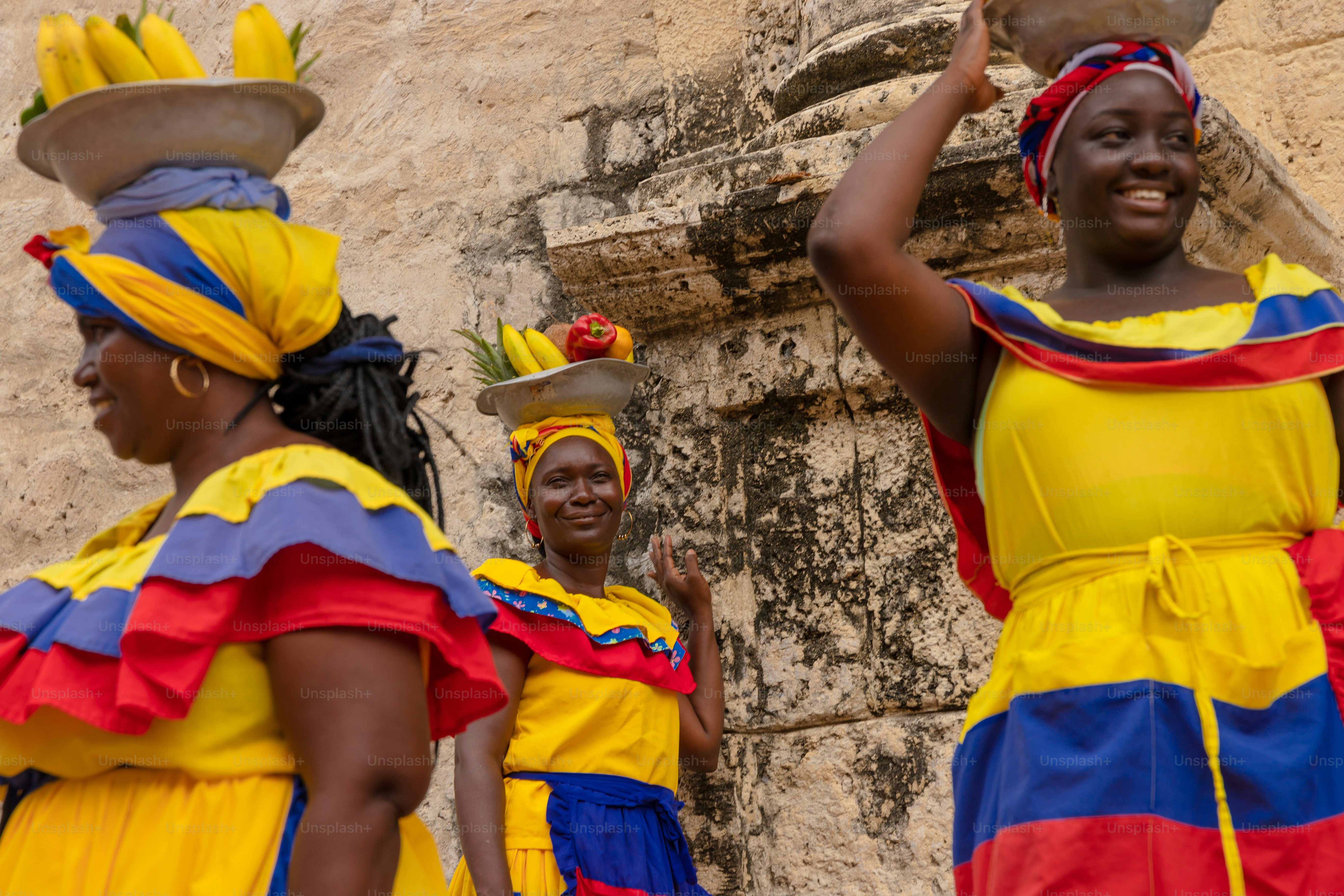 Um grupo de mulheres vestidas com roupas de cores vivas