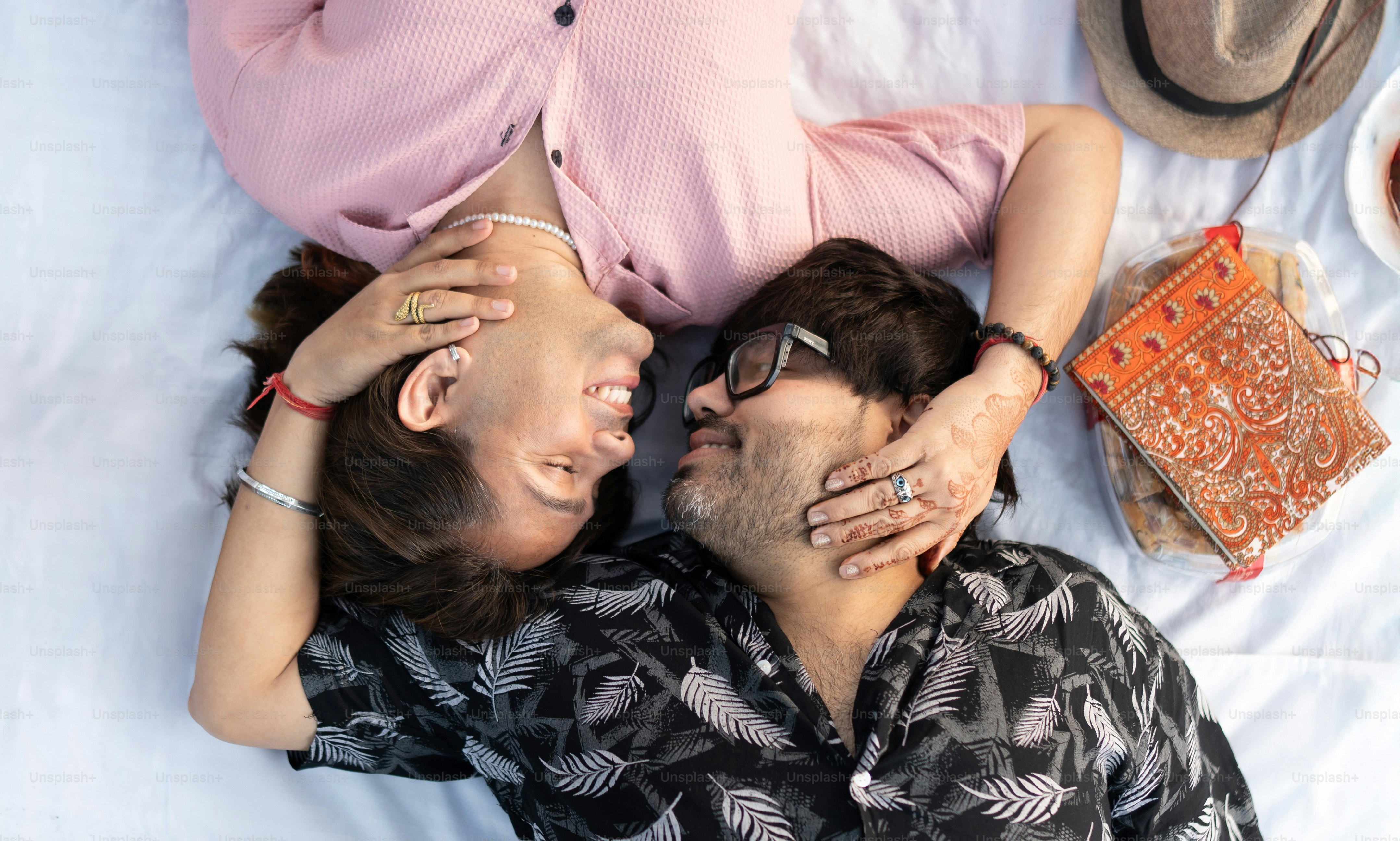 Un hombre y una mujer acostados encima de una cama foto – Imagen de ...