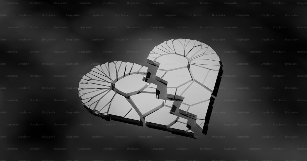 Un objeto en forma de corazón roto en el aire foto – Imagen de Corazón ...