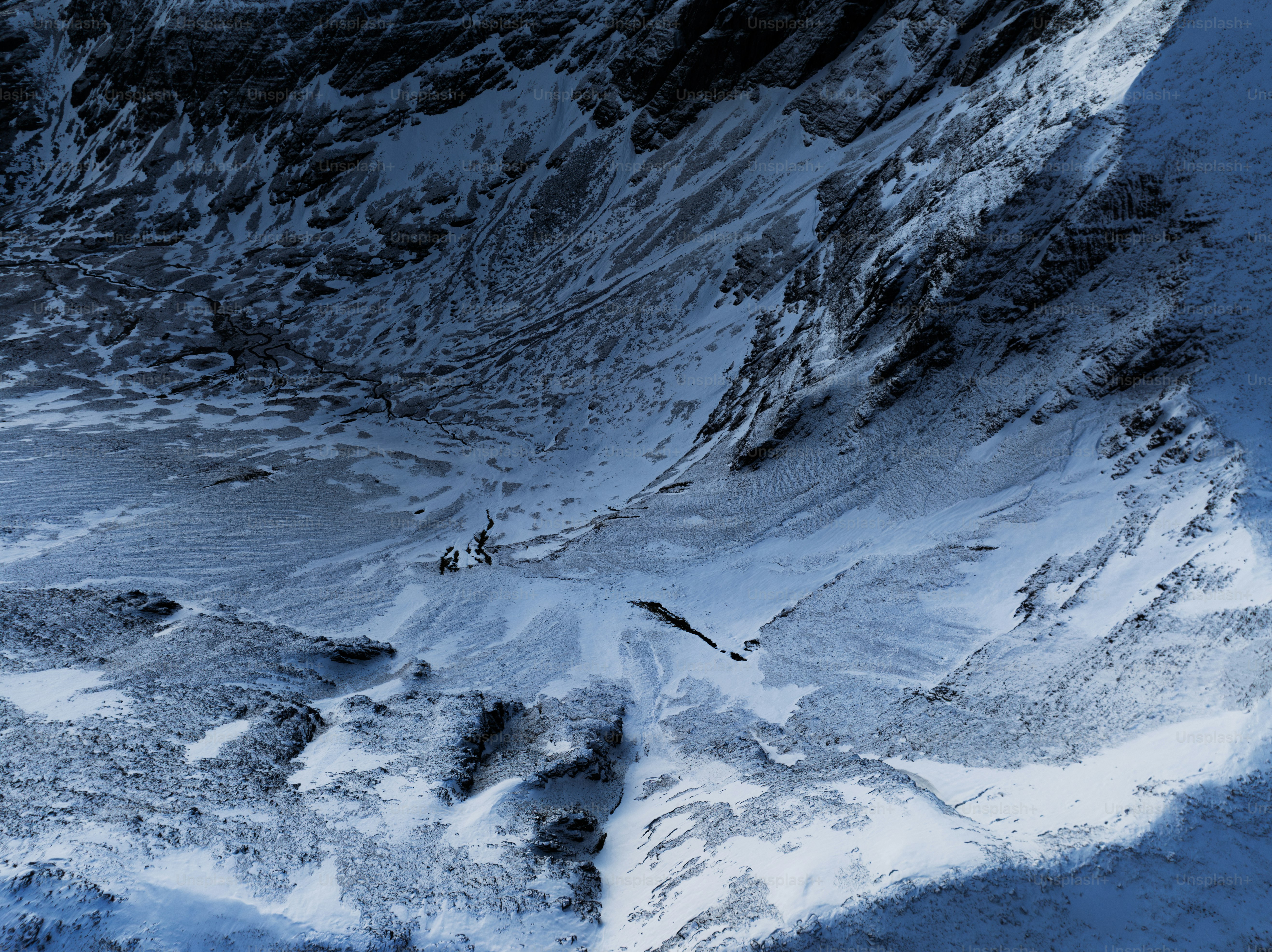 An aerial view of a snow covered mountain photo – Garve Image on Unsplash