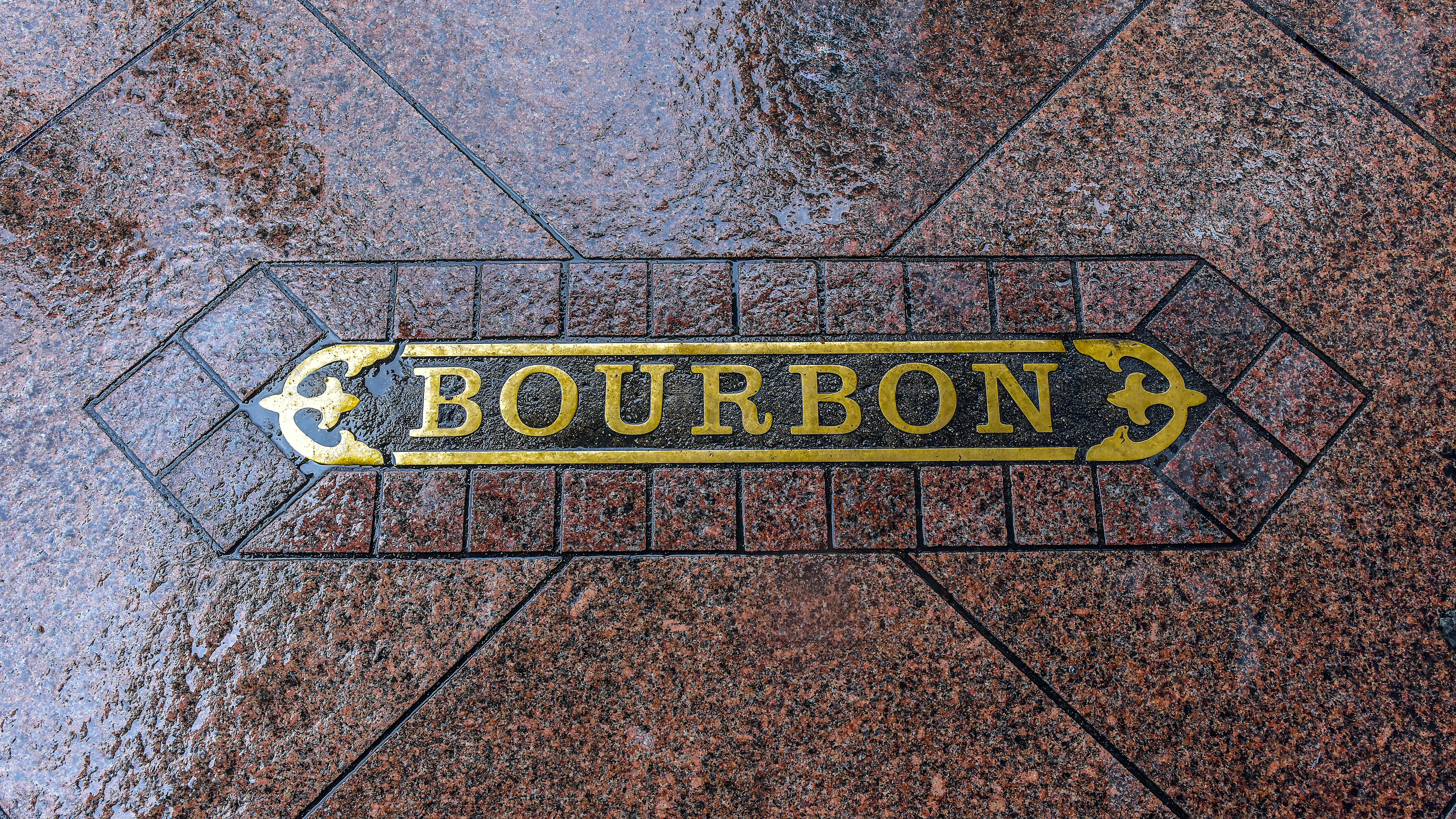 Cartello di Bourbon Street sul marciapiede del quartiere del centro, New Orleans.
