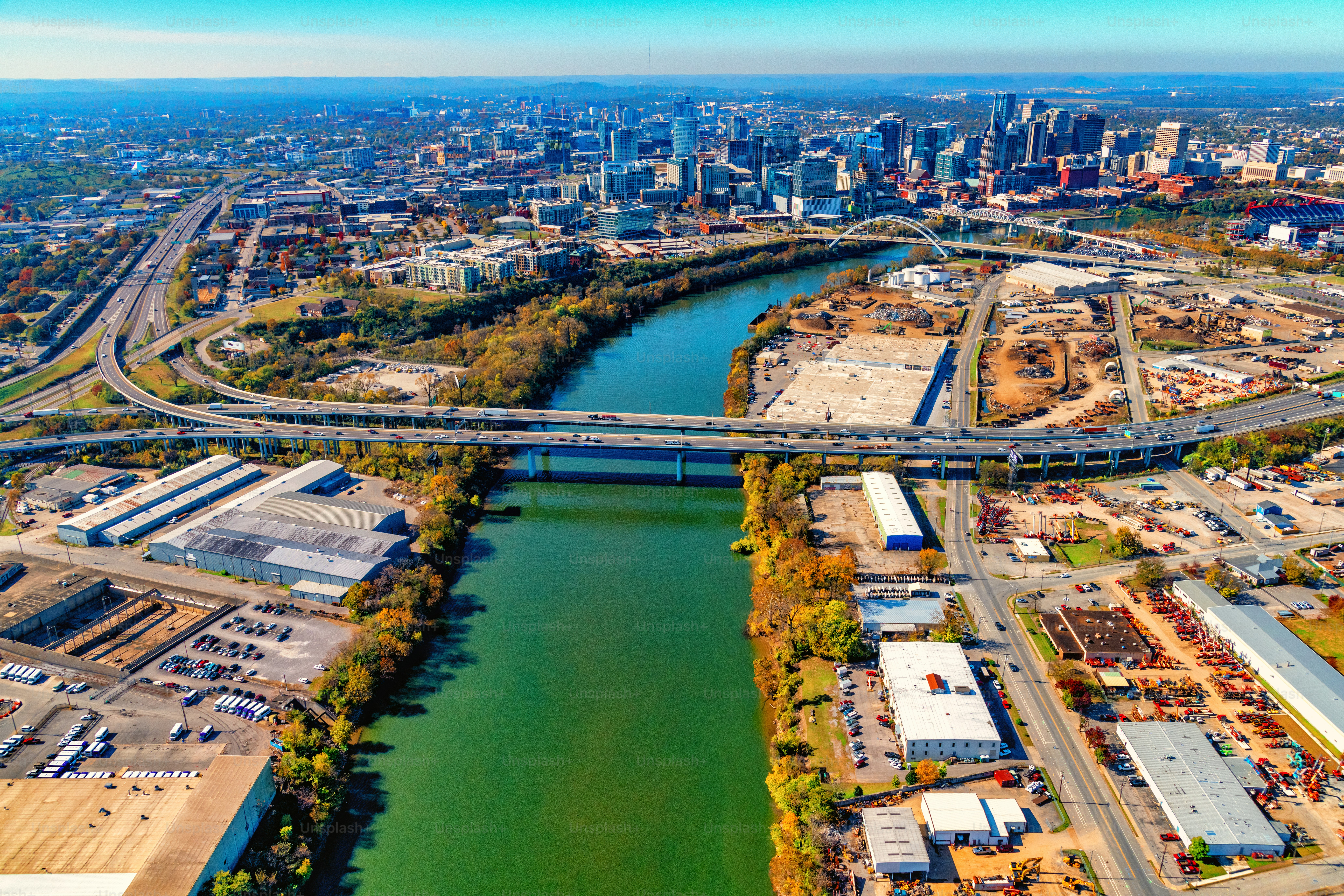 El río Cumberland que conduce al centro de Nashville, Tennessee, desde ...