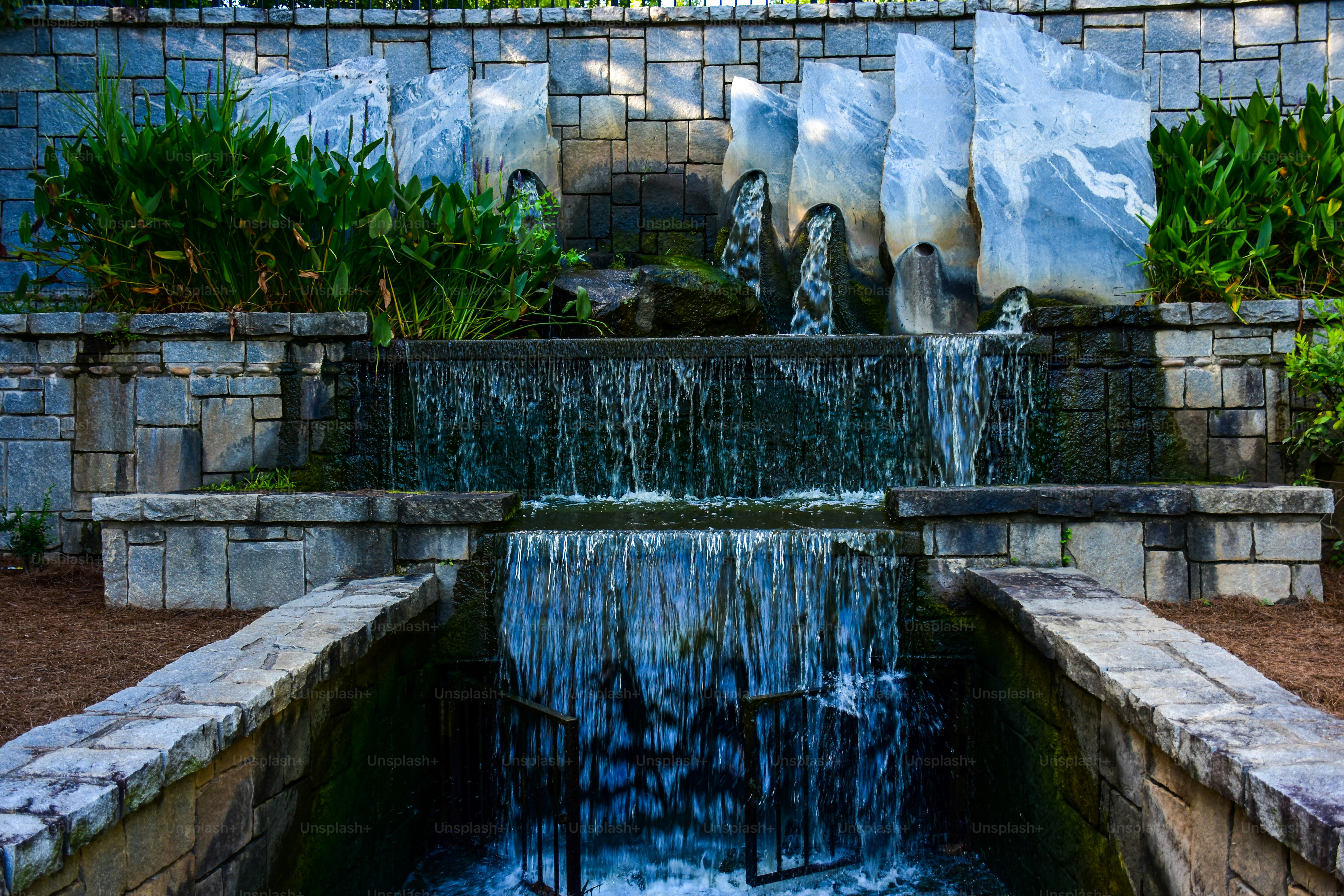 Cachoeira de pedra no parque