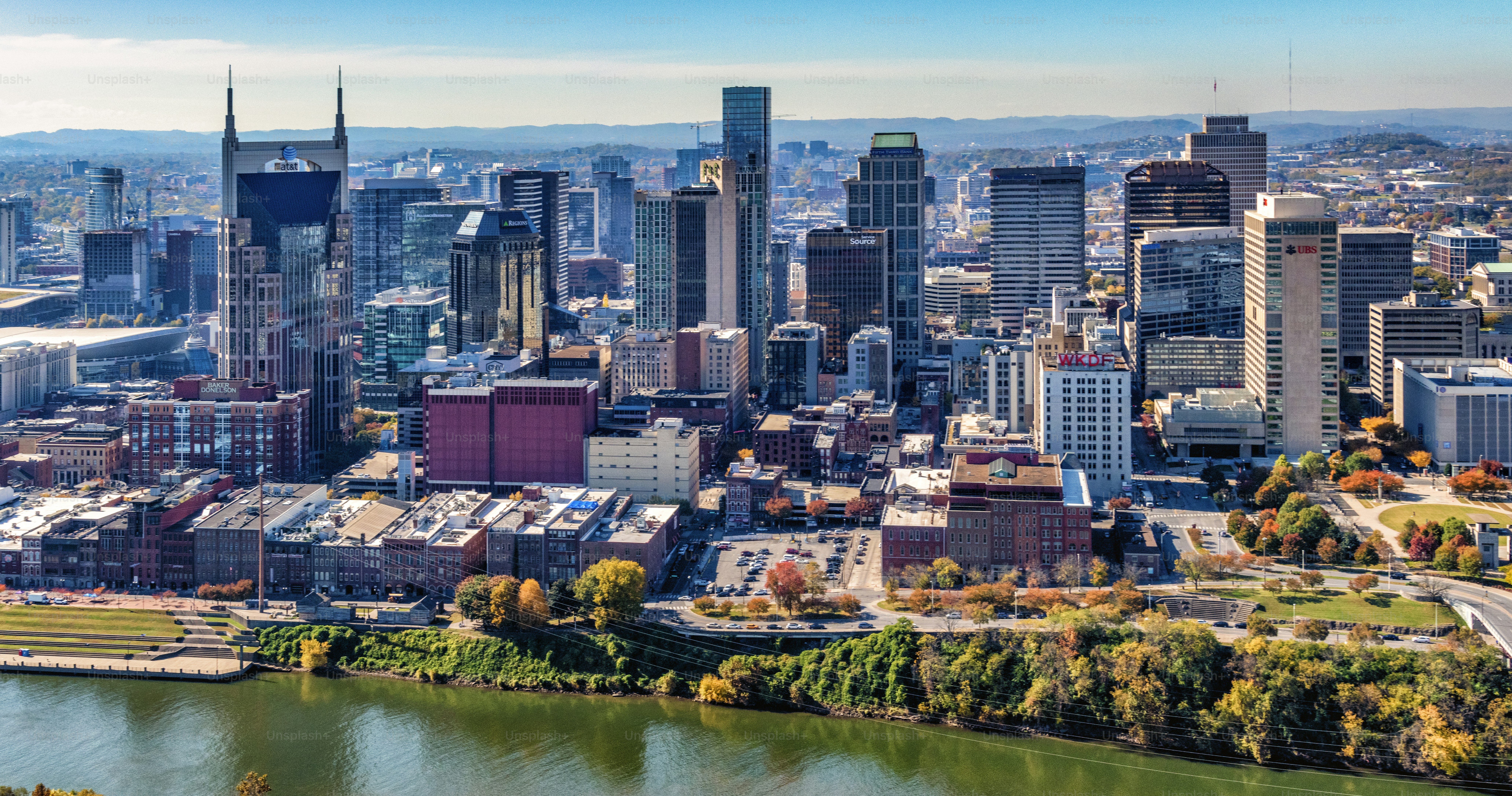 カンバーランド川のほとりにある「音楽の街」として知られるテネシー州ナッシュビルの美しいスカイライン。