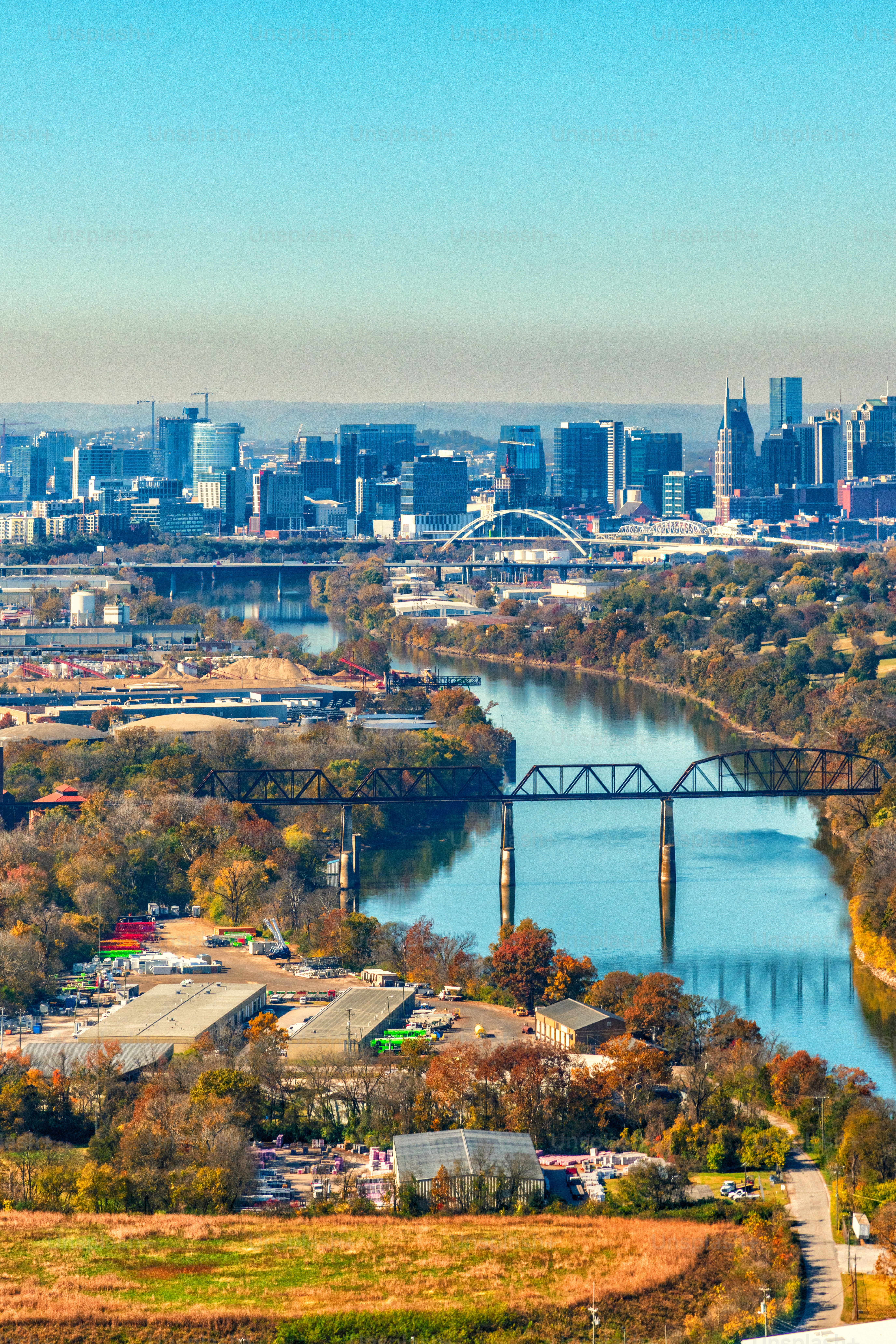 Die Skyline des schönen Nashville, Tennessee, in der Ferne entlang des Ufers des Cumberland River