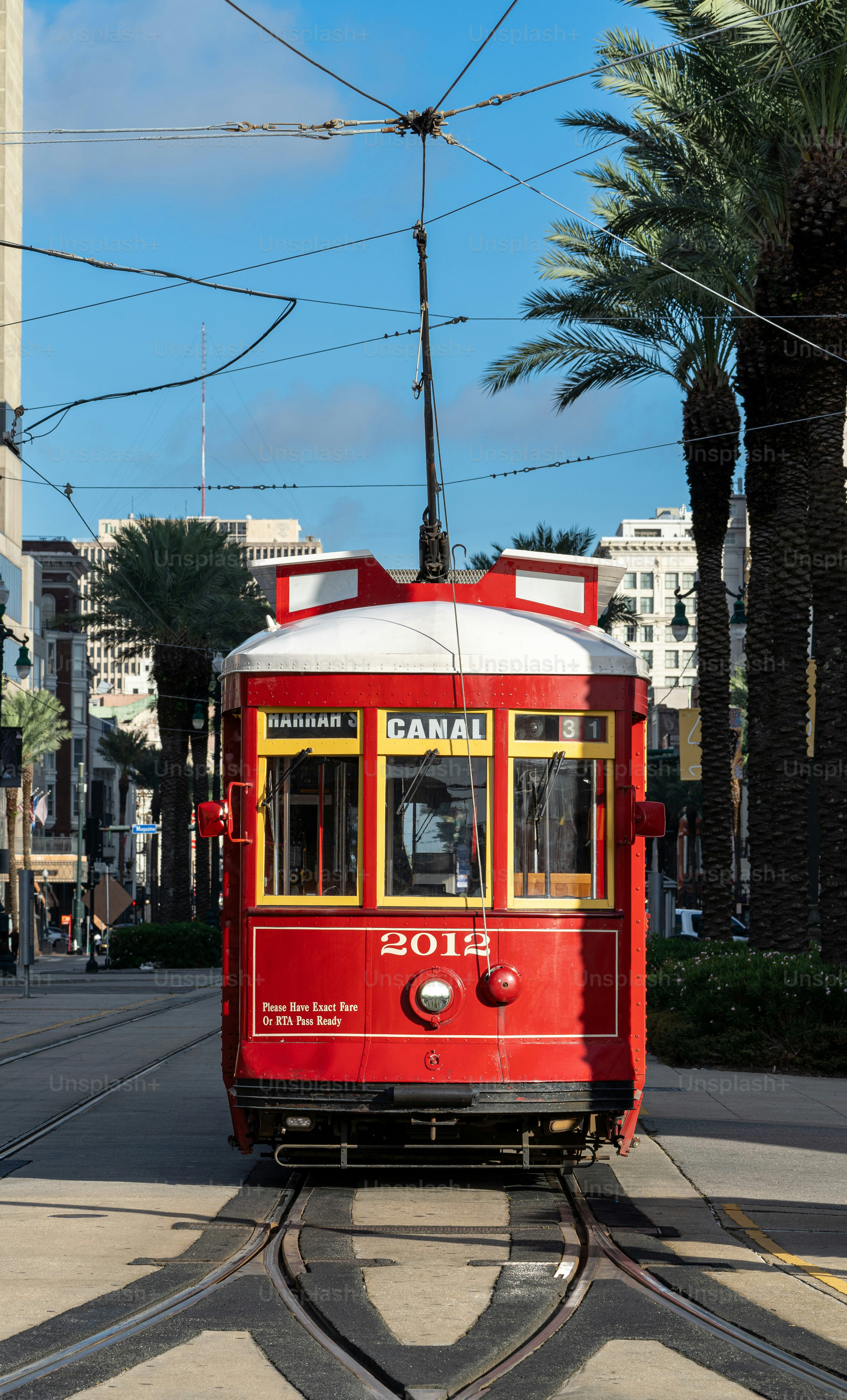 Die berühmte rote Canal Streetcar Line in der Innenstadt von New Orleans, Louisiana.