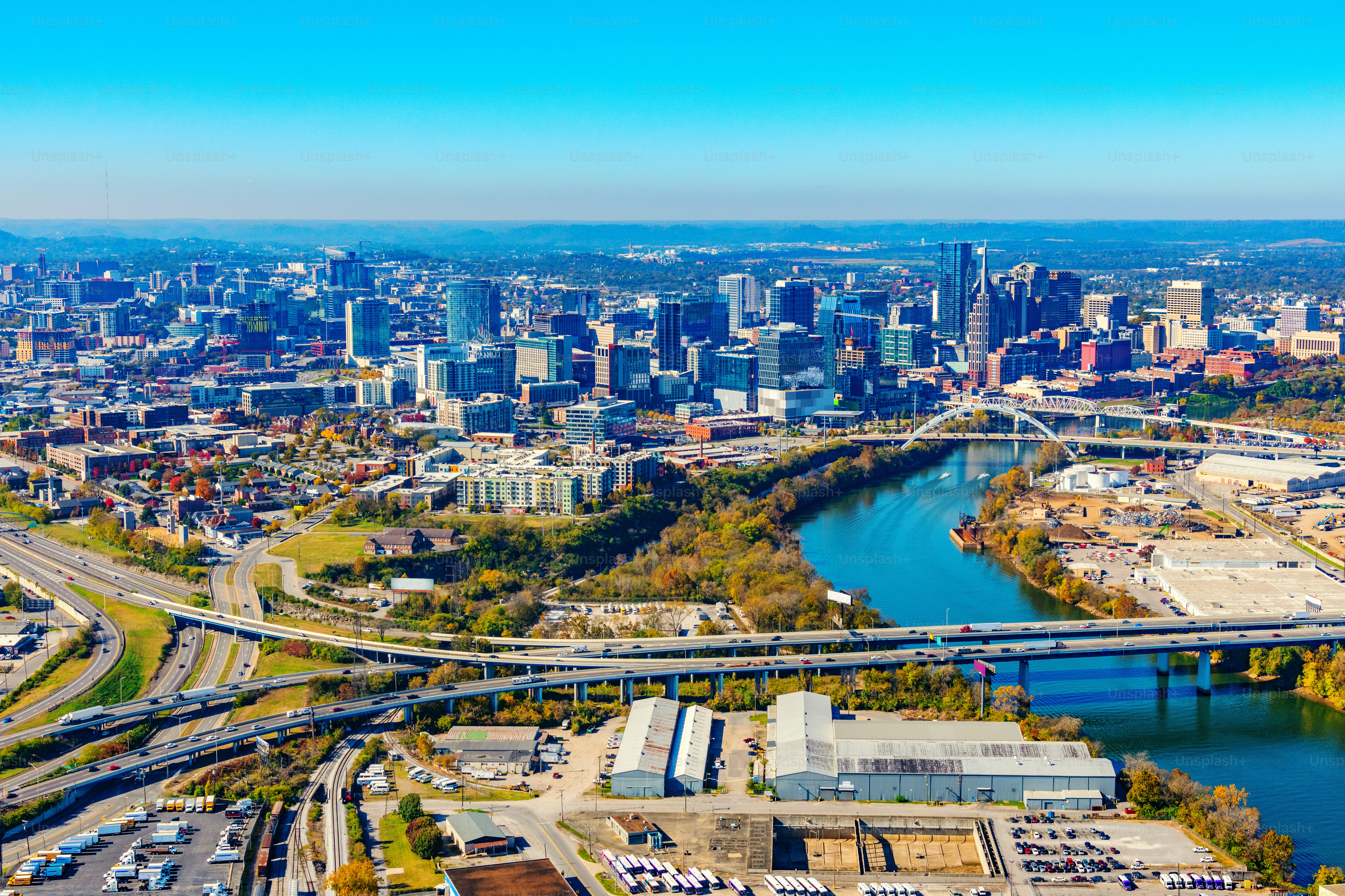 El horizonte de Nashville, Tennessee, a lo largo de las orillas del río ...