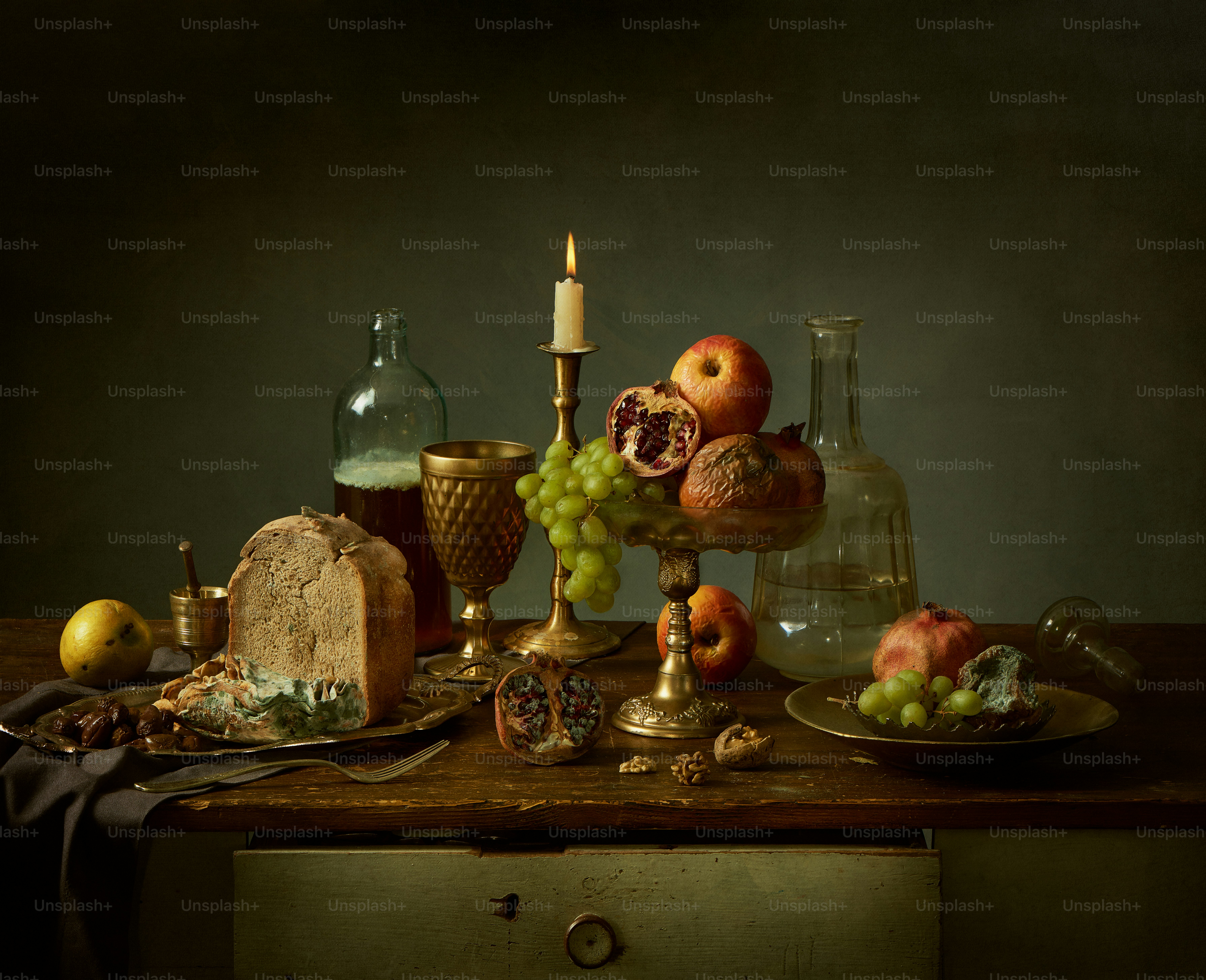 Adegan Makanan Still Life dengan makanan dan Anggur yang dibentuk. Master Belanda menyukai fotografi.