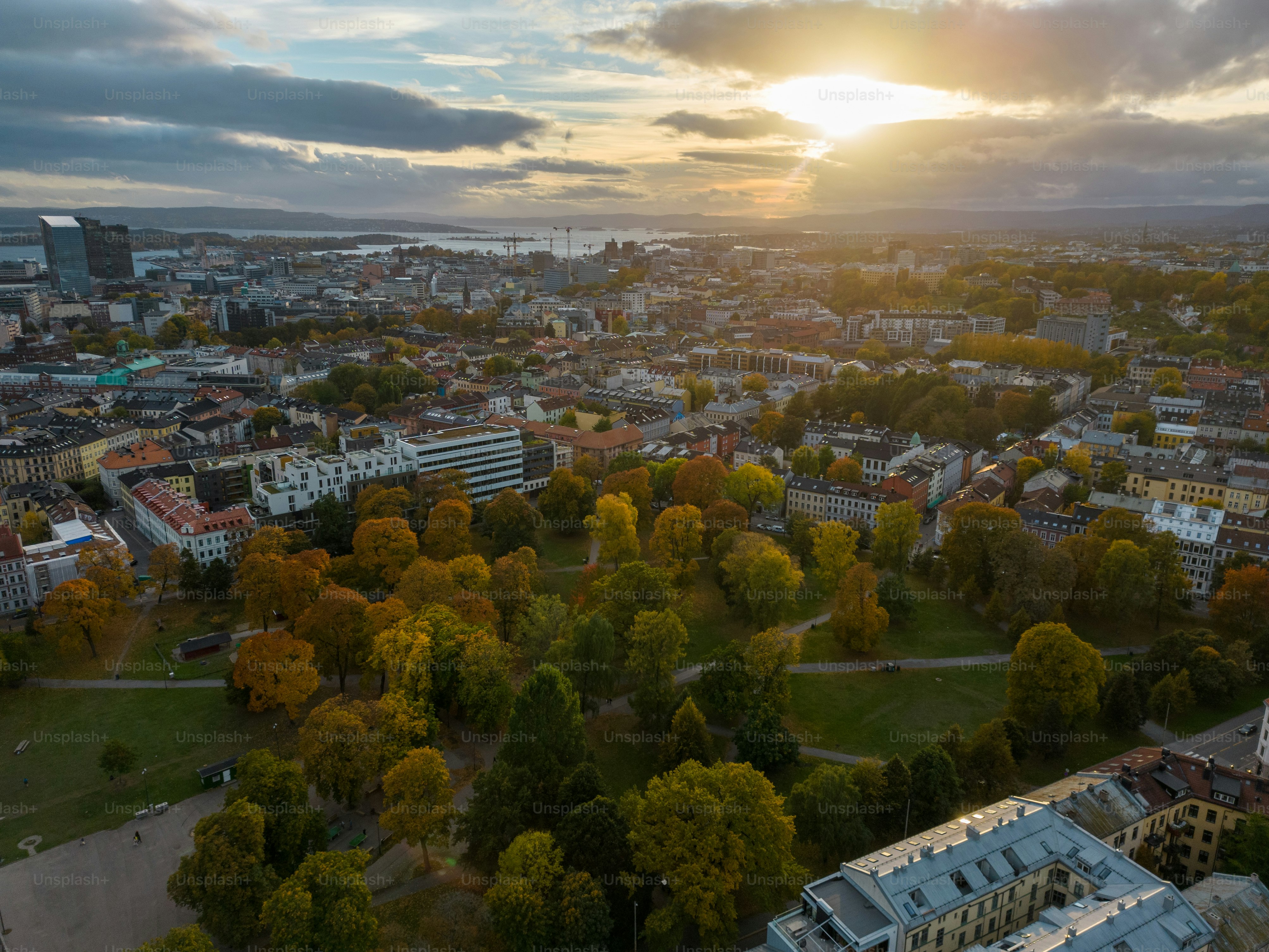 Veduta aerea di Oslo, Norvegia. Le foglie cambiano in autunno. Volo legale con drone con permesso speciale ottenuto dall'autorità aeronautica locale.