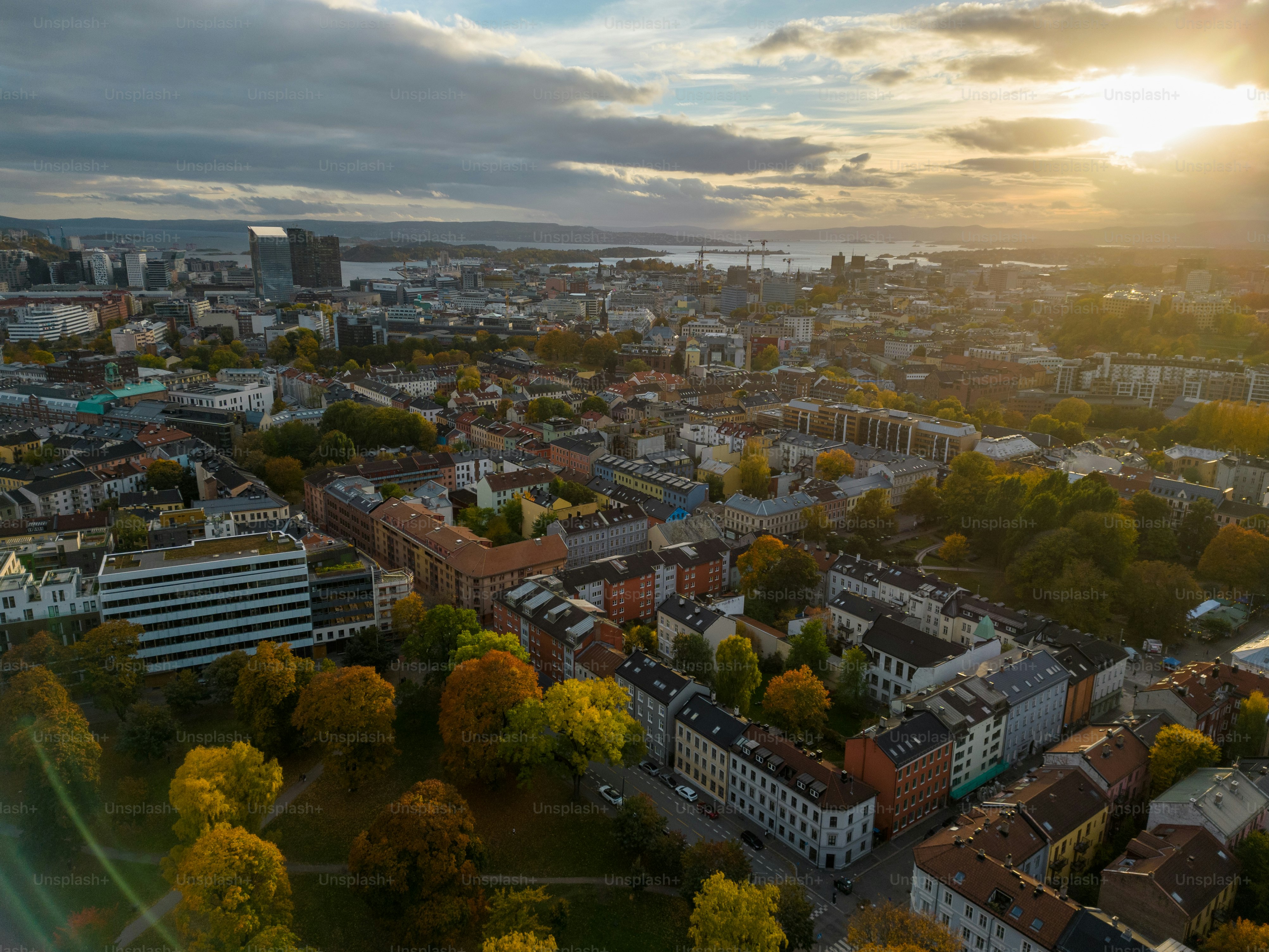 Veduta aerea di Oslo, Norvegia. Le foglie cambiano in autunno. Volo legale con drone con permesso speciale ottenuto dall'autorità aeronautica locale.