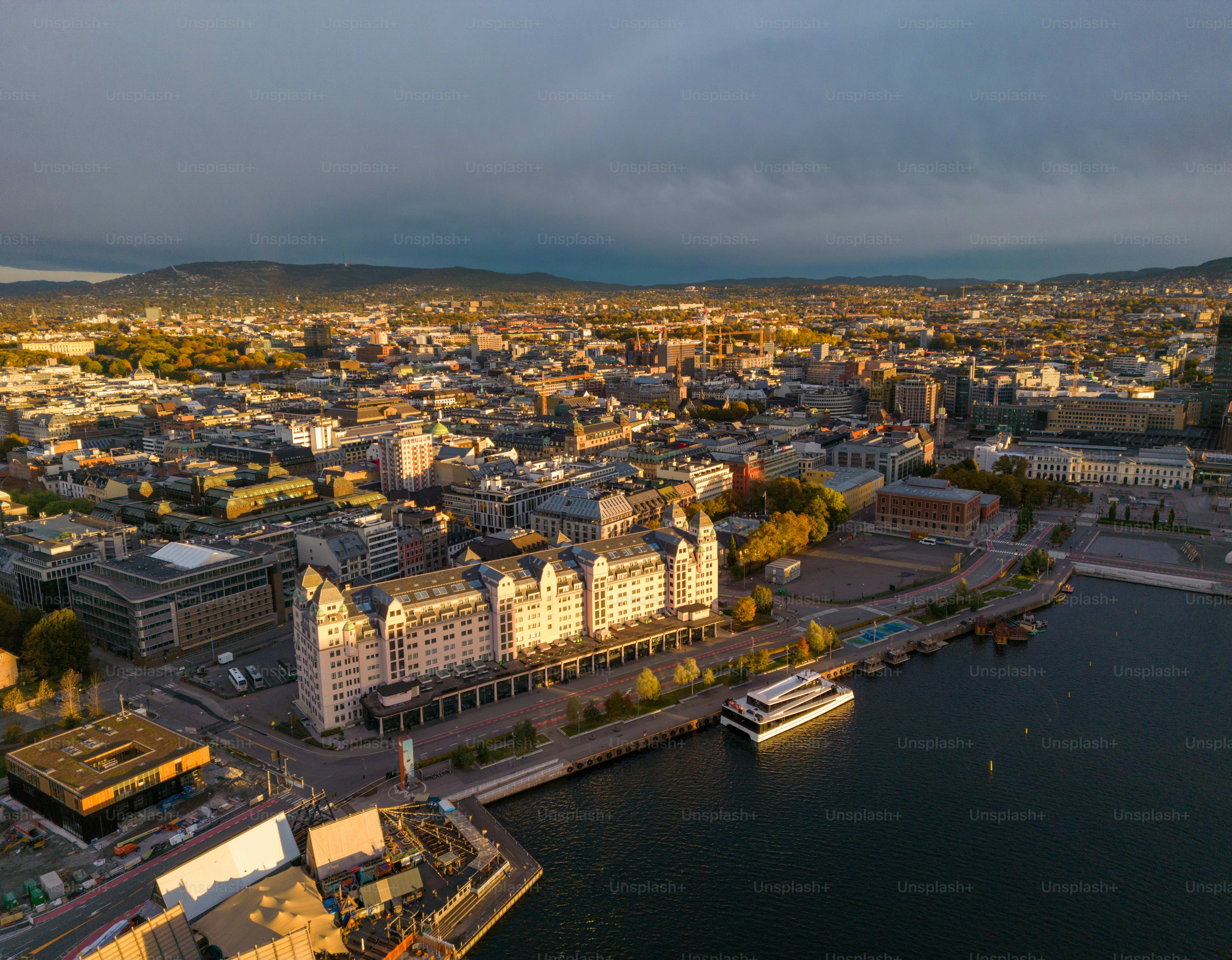 Vista aérea da paisagem urbana à beira-mar de Oslo com balsa ancorada. Voo legal de drones com permissão especial obtida da autoridade de aviação local.