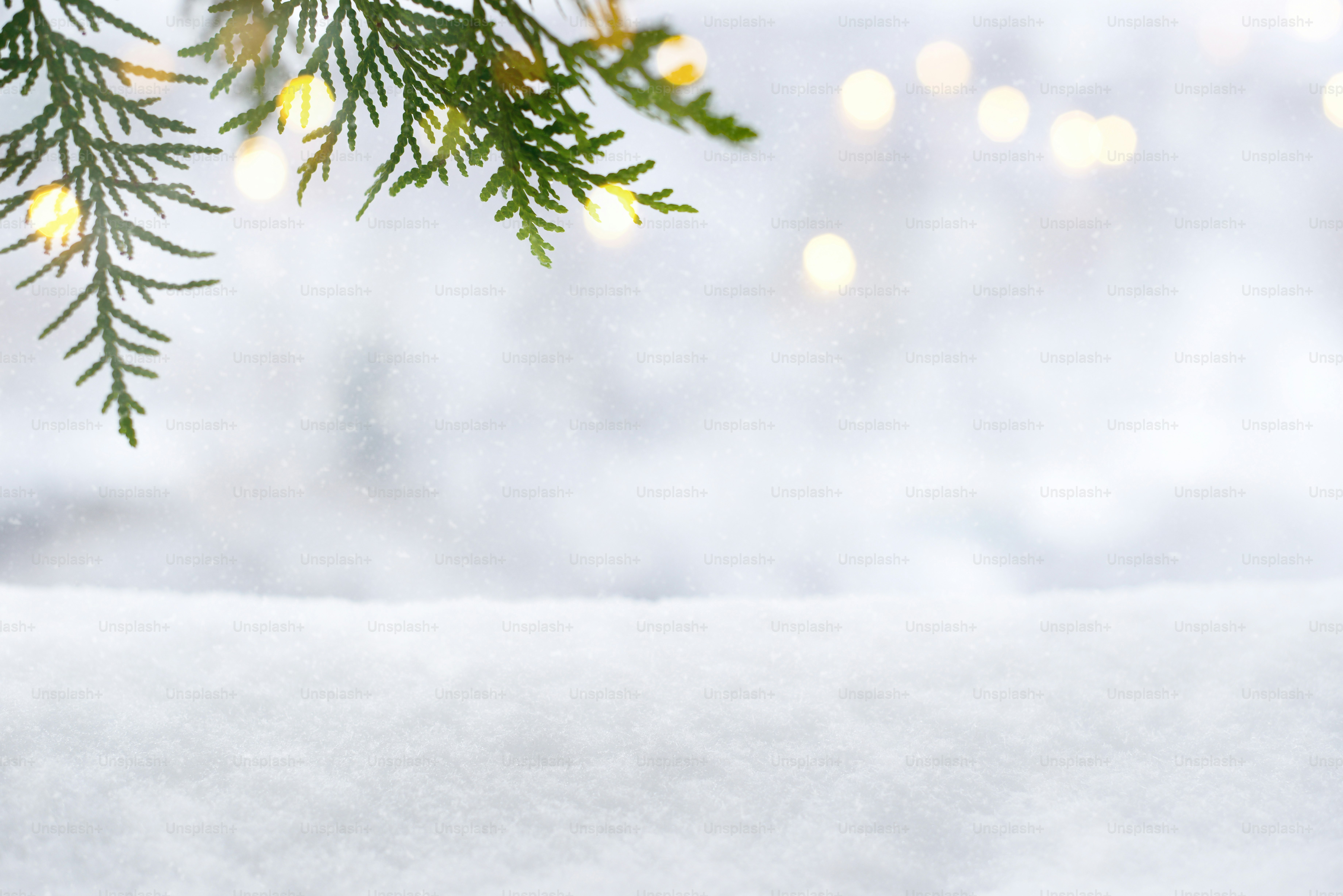 クリスマスと年末年始の背景、コピースペース。雪、ぼやけたきらびやかなライト、クリスマスツリーの枝のクリスマスバナー