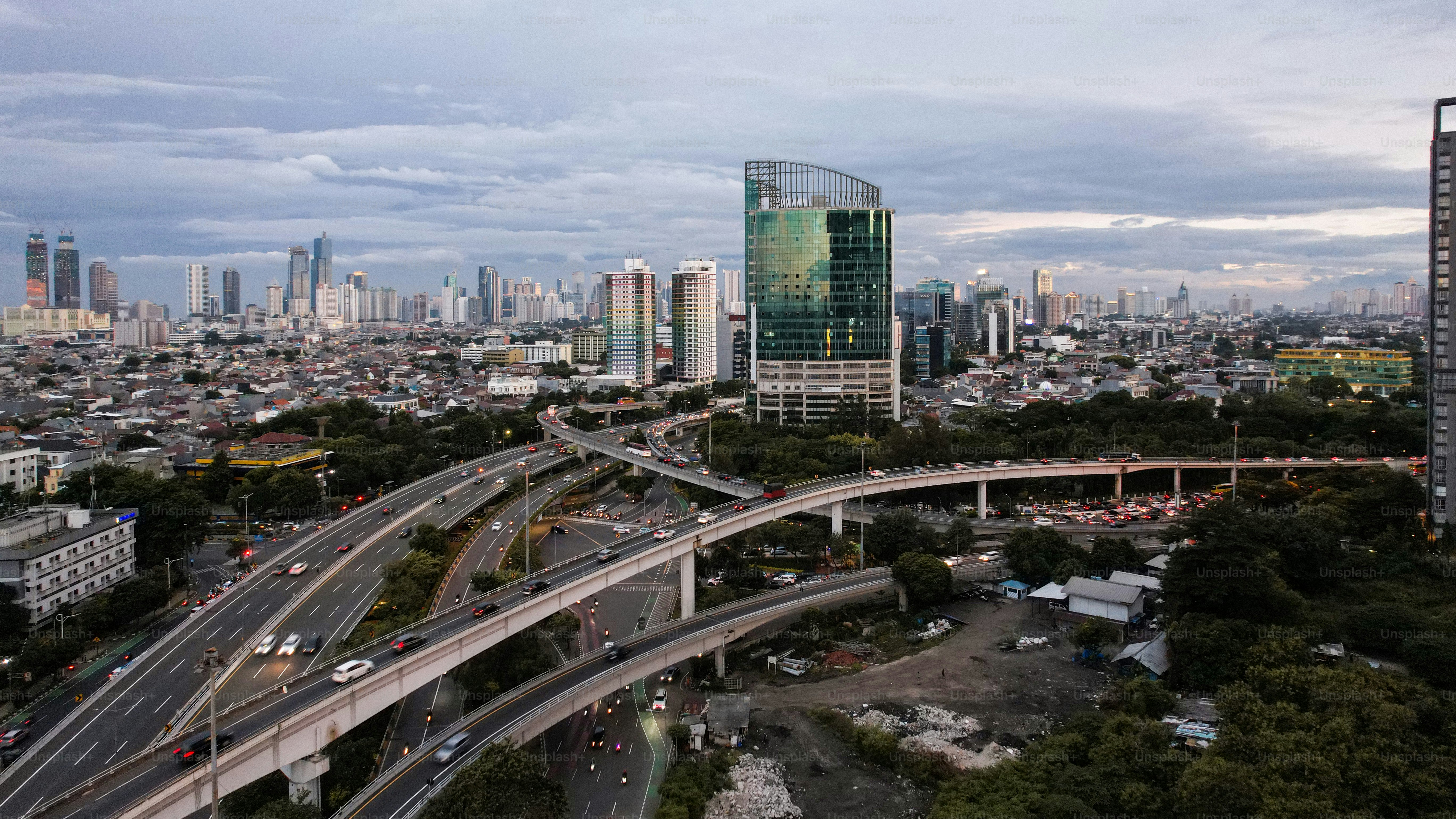 Vue aérienne de Taman Anggrek, le plus grand centre commercial et appartement de Jakarta, au lever du soleil.
