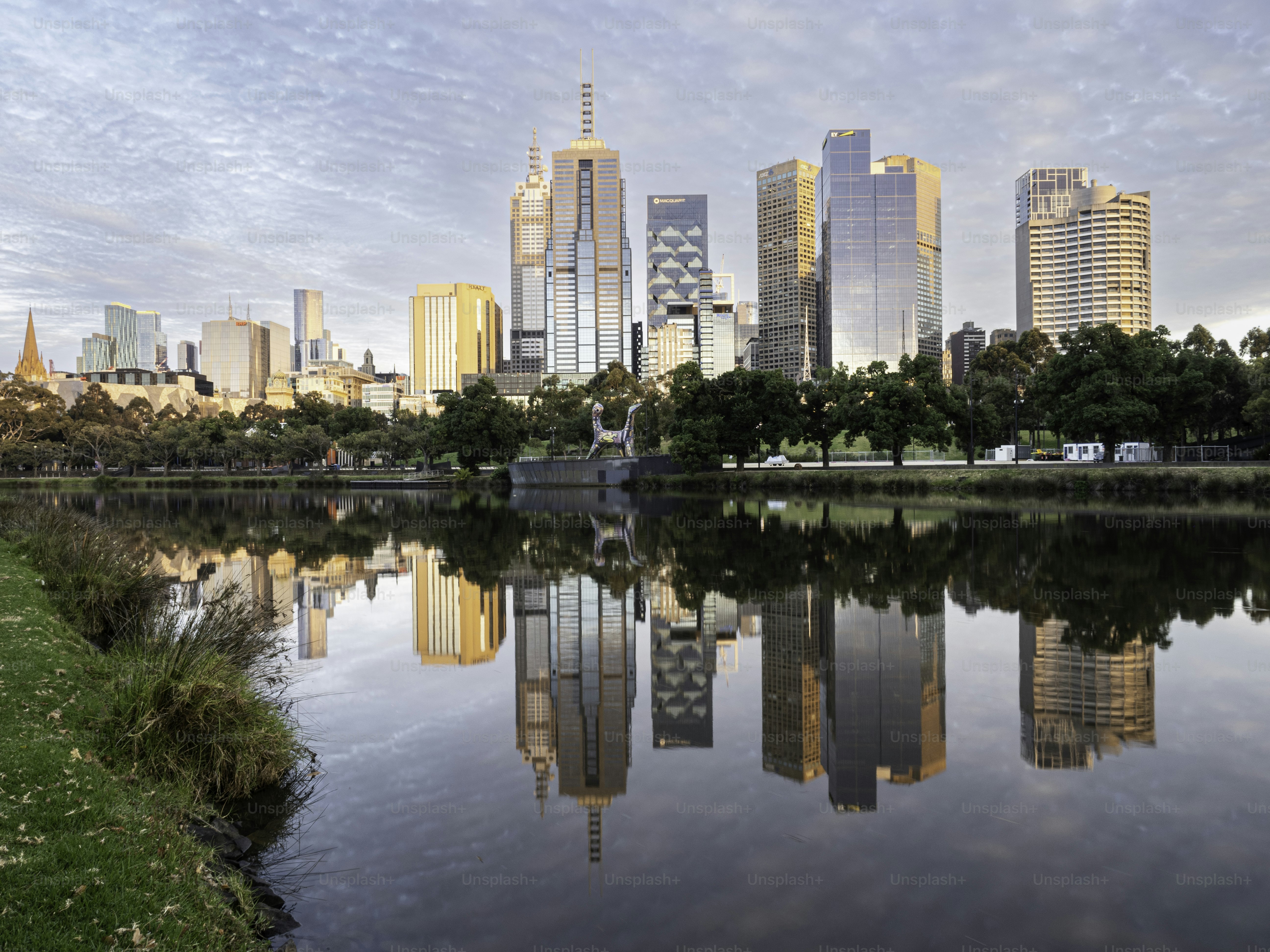 Luz de manhã cedo no horizonte de Melbourne e reflexões no rio Yarra