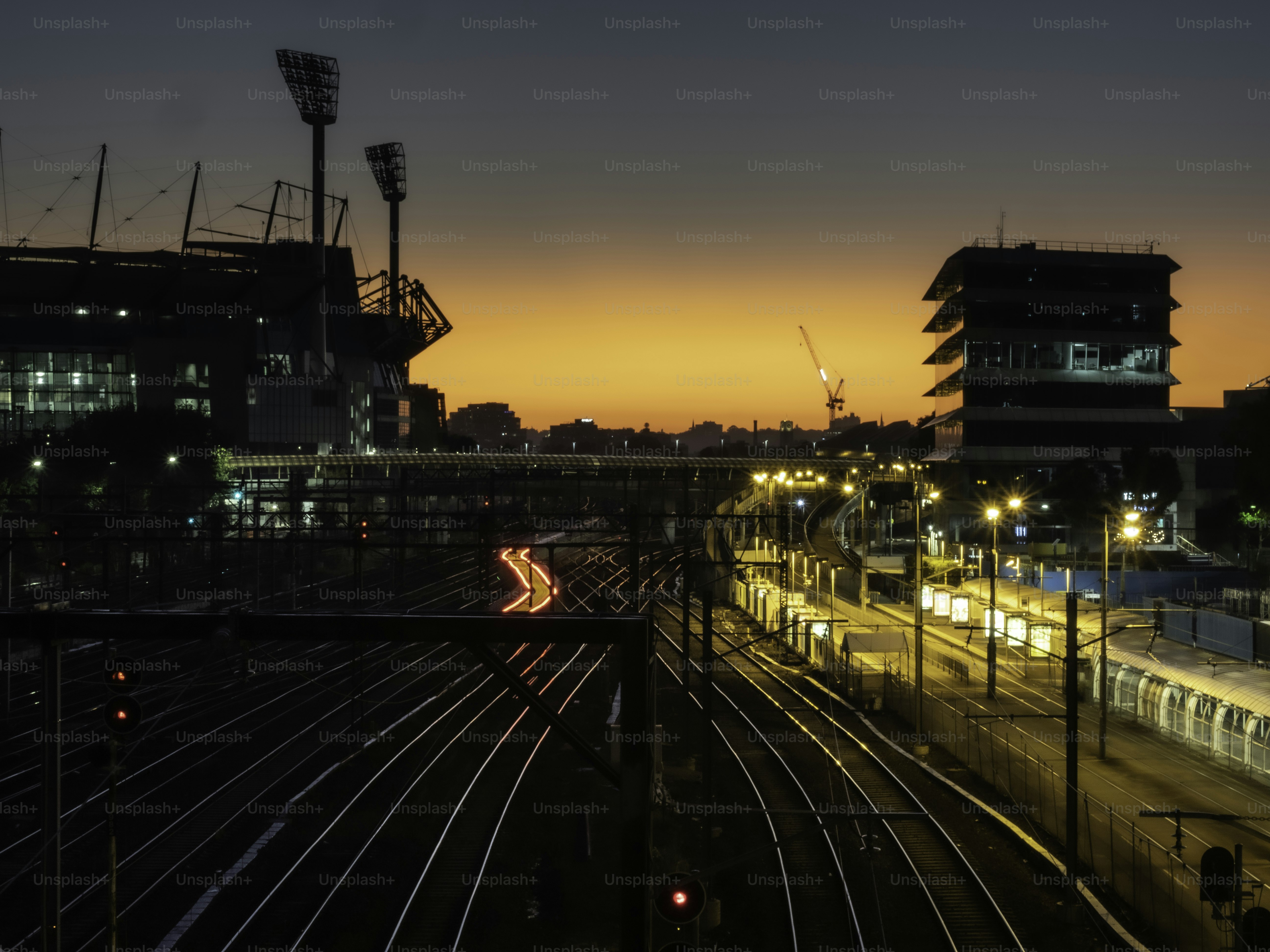 Amanecer sobre el Melbourne Cricket Ground y las vías del tren de Richmond