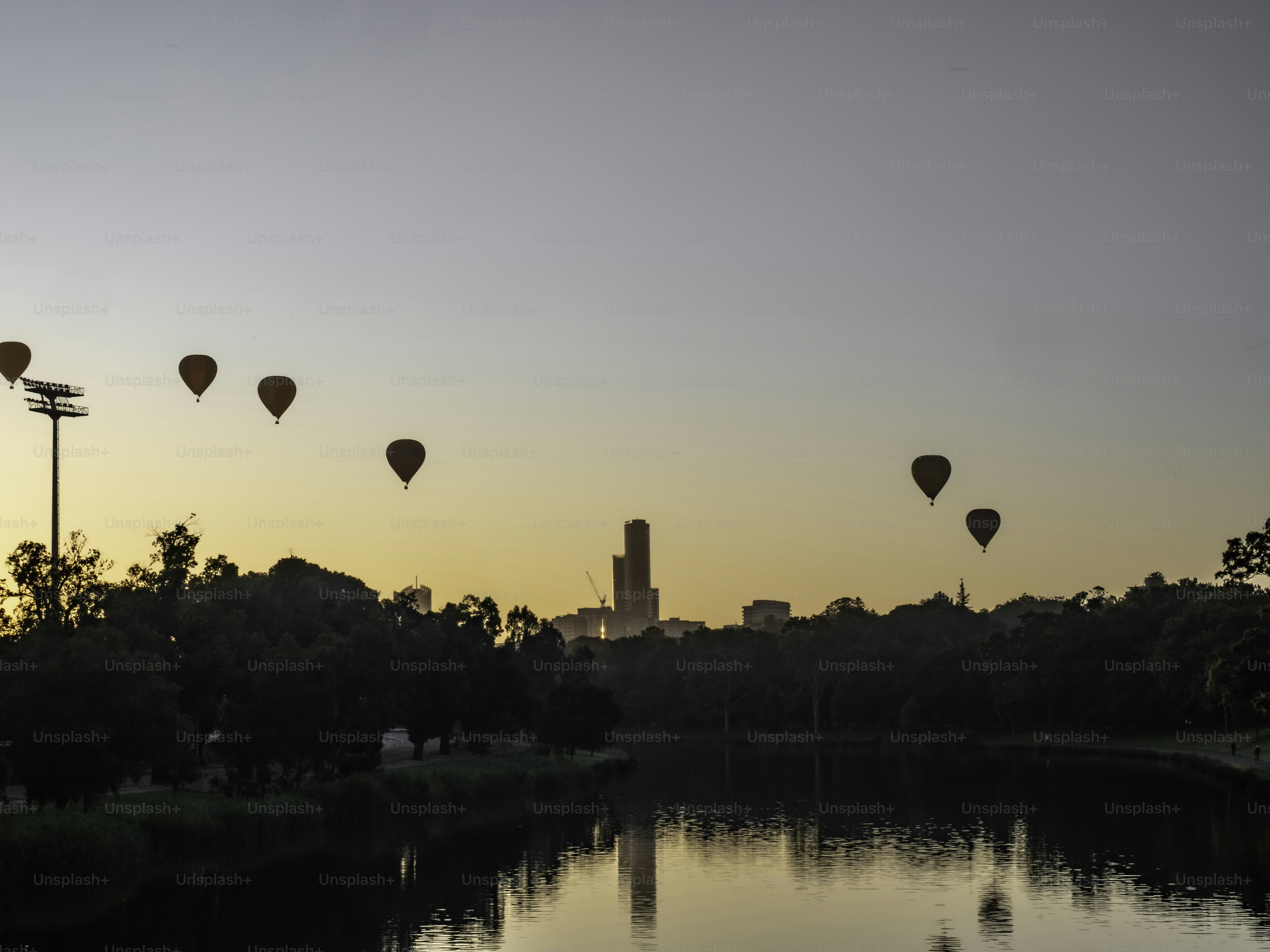 Silhouette Melbourne skyline of city and hot air balloons