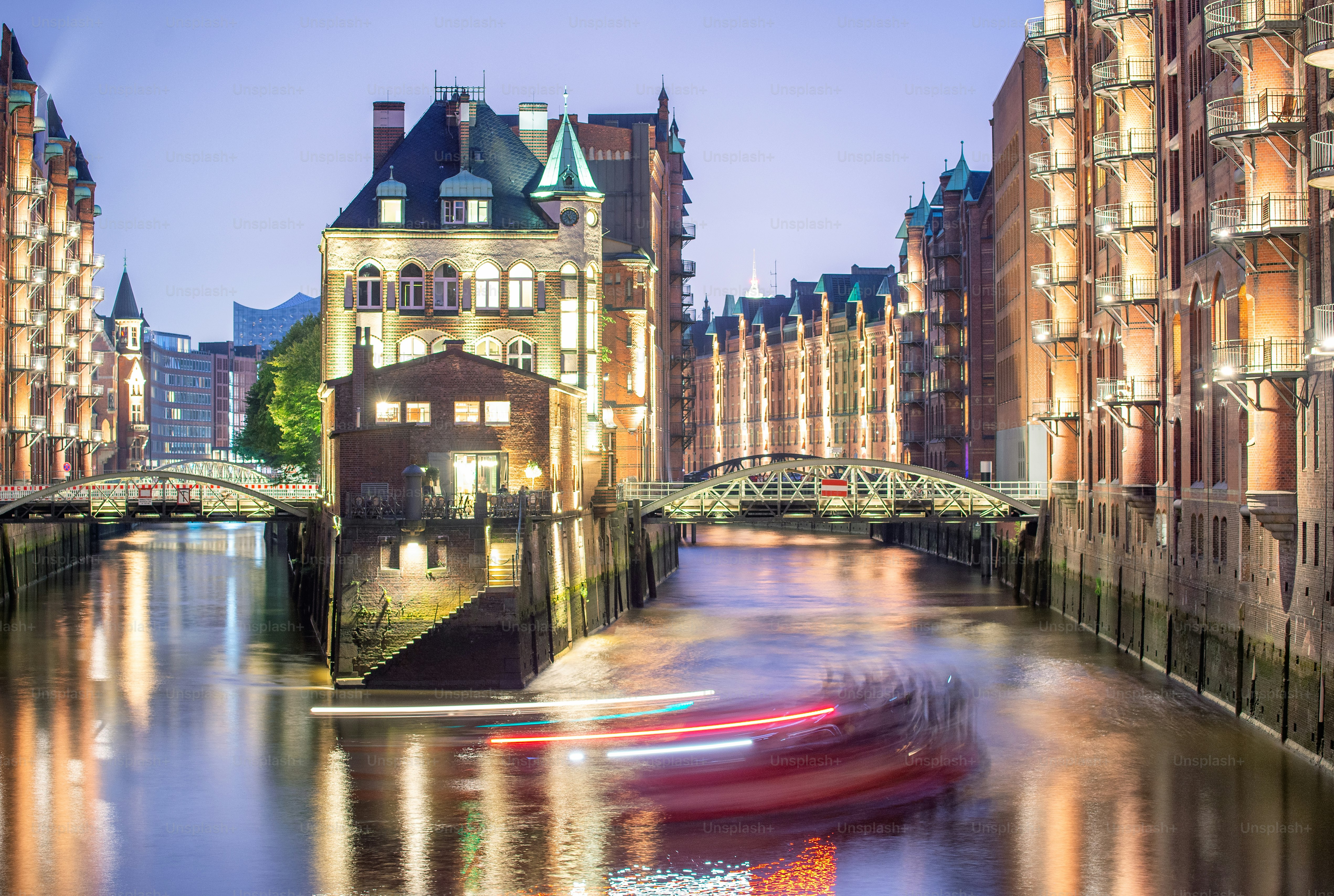 Hamburger Stadtschloss bei Nacht mitten auf dem Fluss, Deutschland.