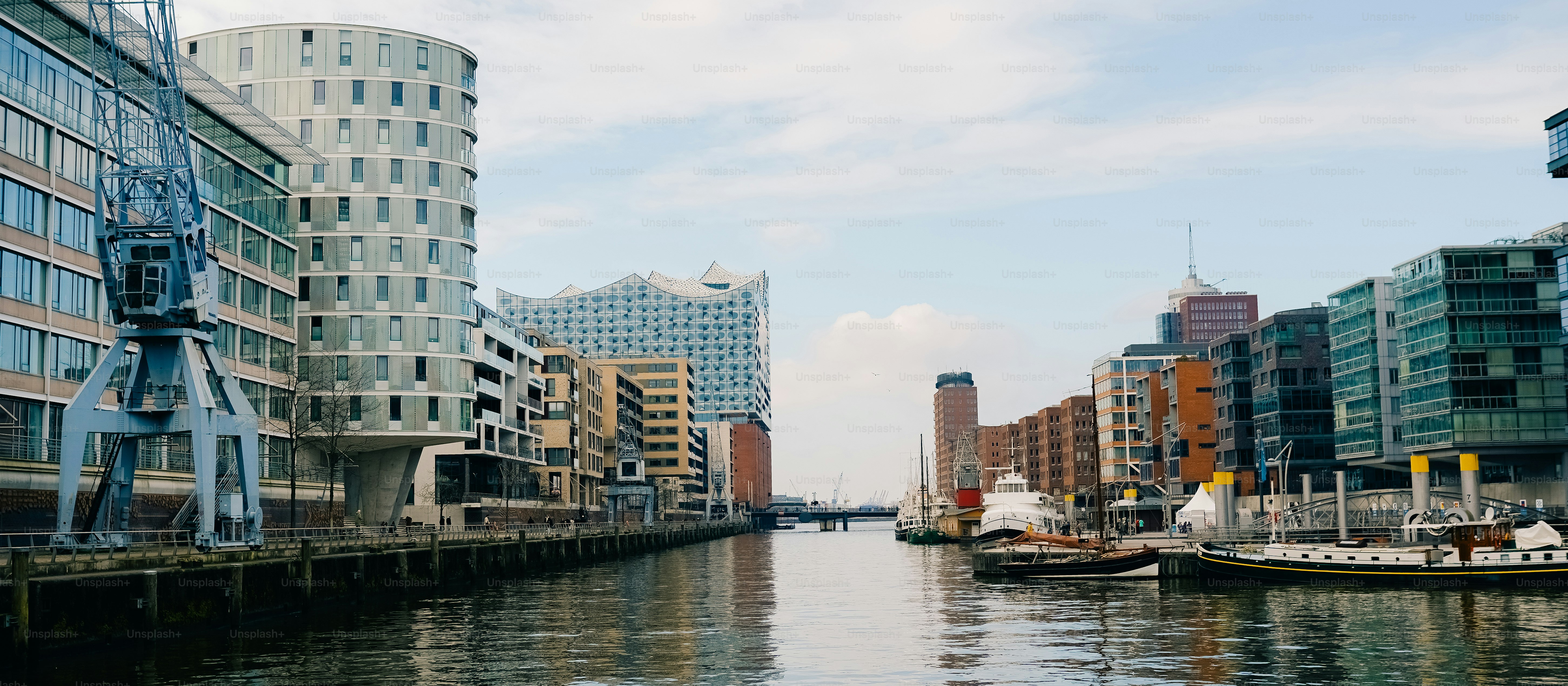 Paysage urbain du canal de Sandtorhafen et de l’Elbphilharmonie, de Hambourg-Speicherstadt et de Hafencity