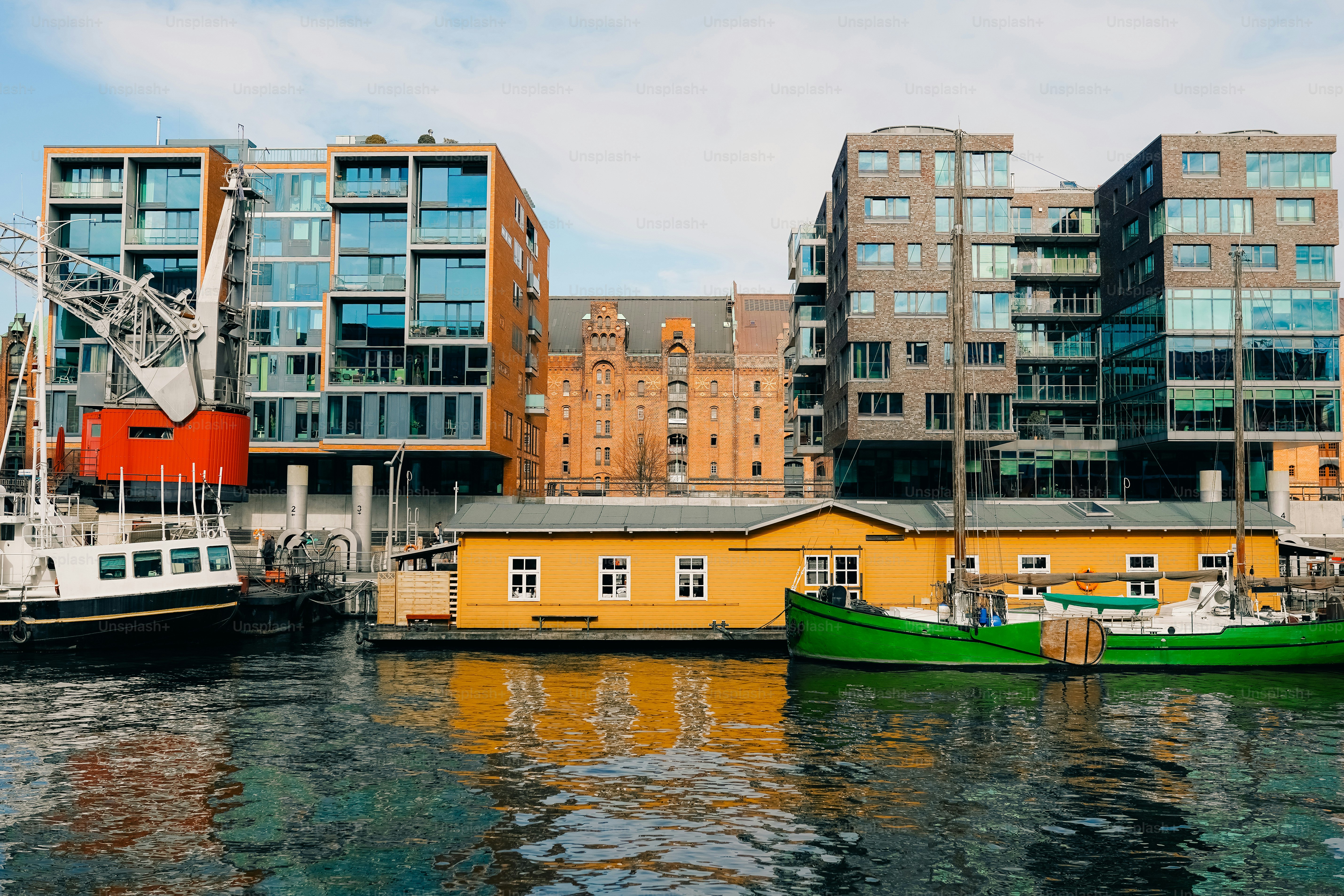 Paisagem urbana do canal Sandtorhafen, Hamburgo Speicherstadt e Hafencity