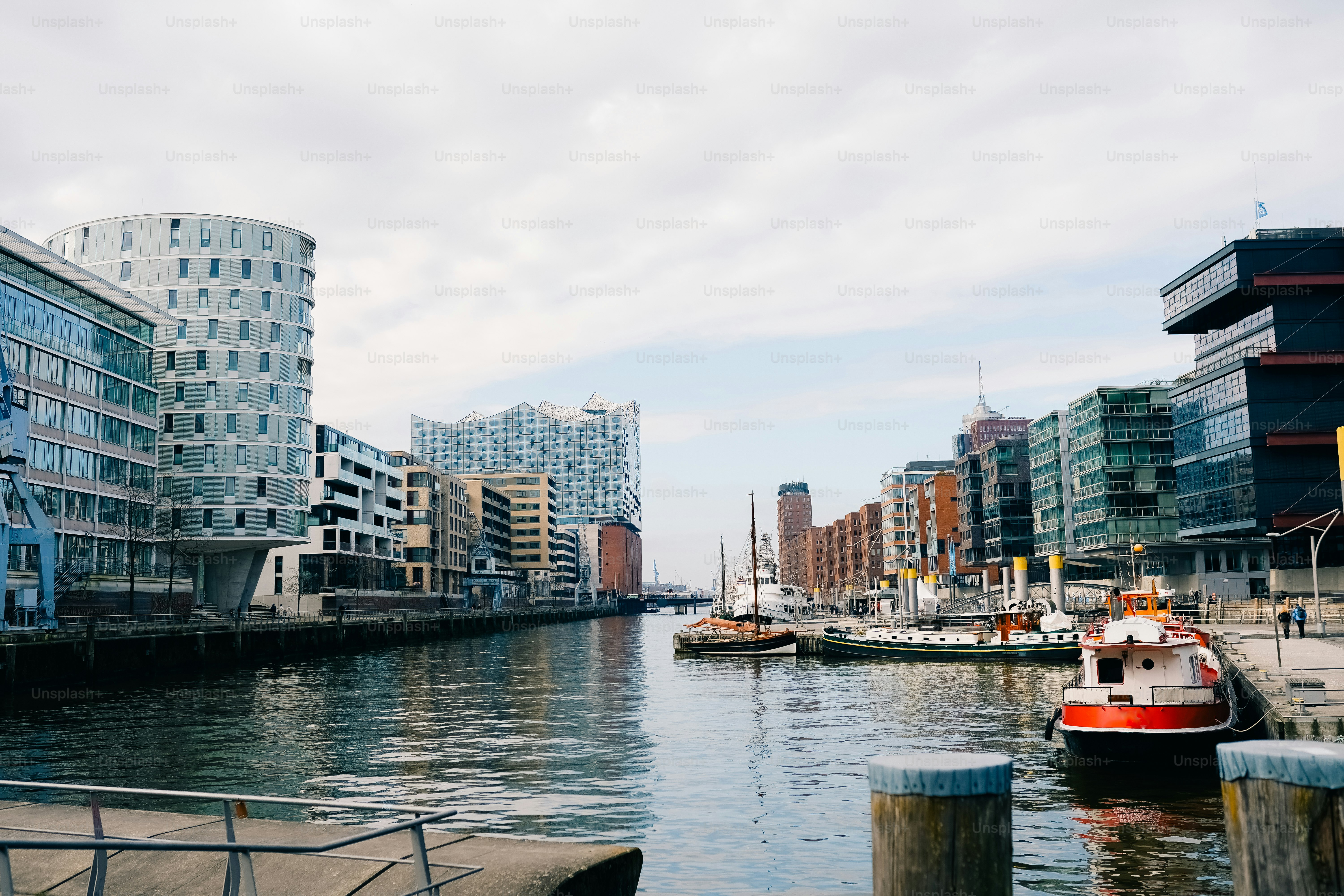 Paisagem urbana do canal Sandtorhafen e Elbphilharmonie, Hamburgo Speicherstadt e Hafencity