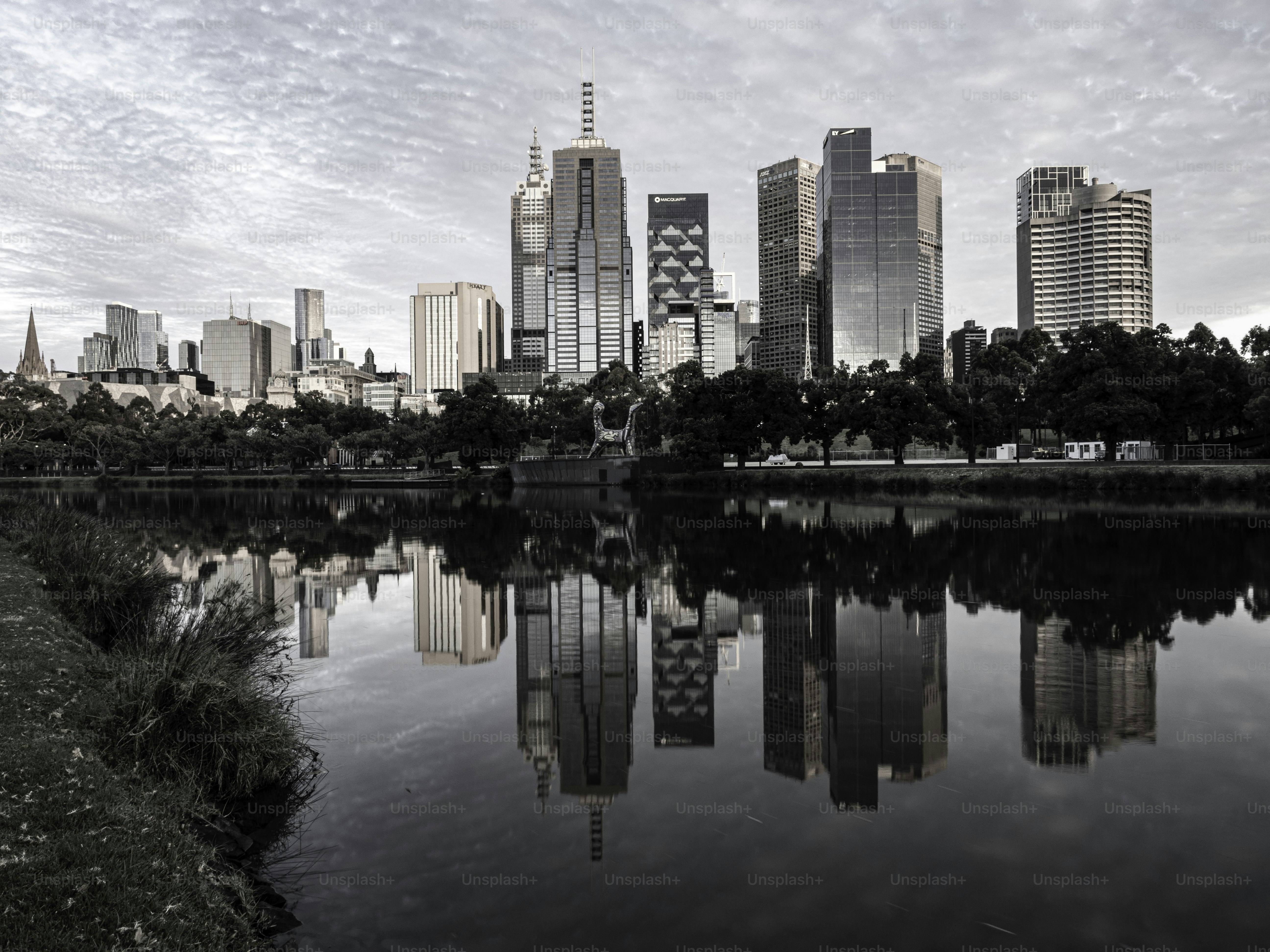 メルボルンのスカイラインとヤラ川