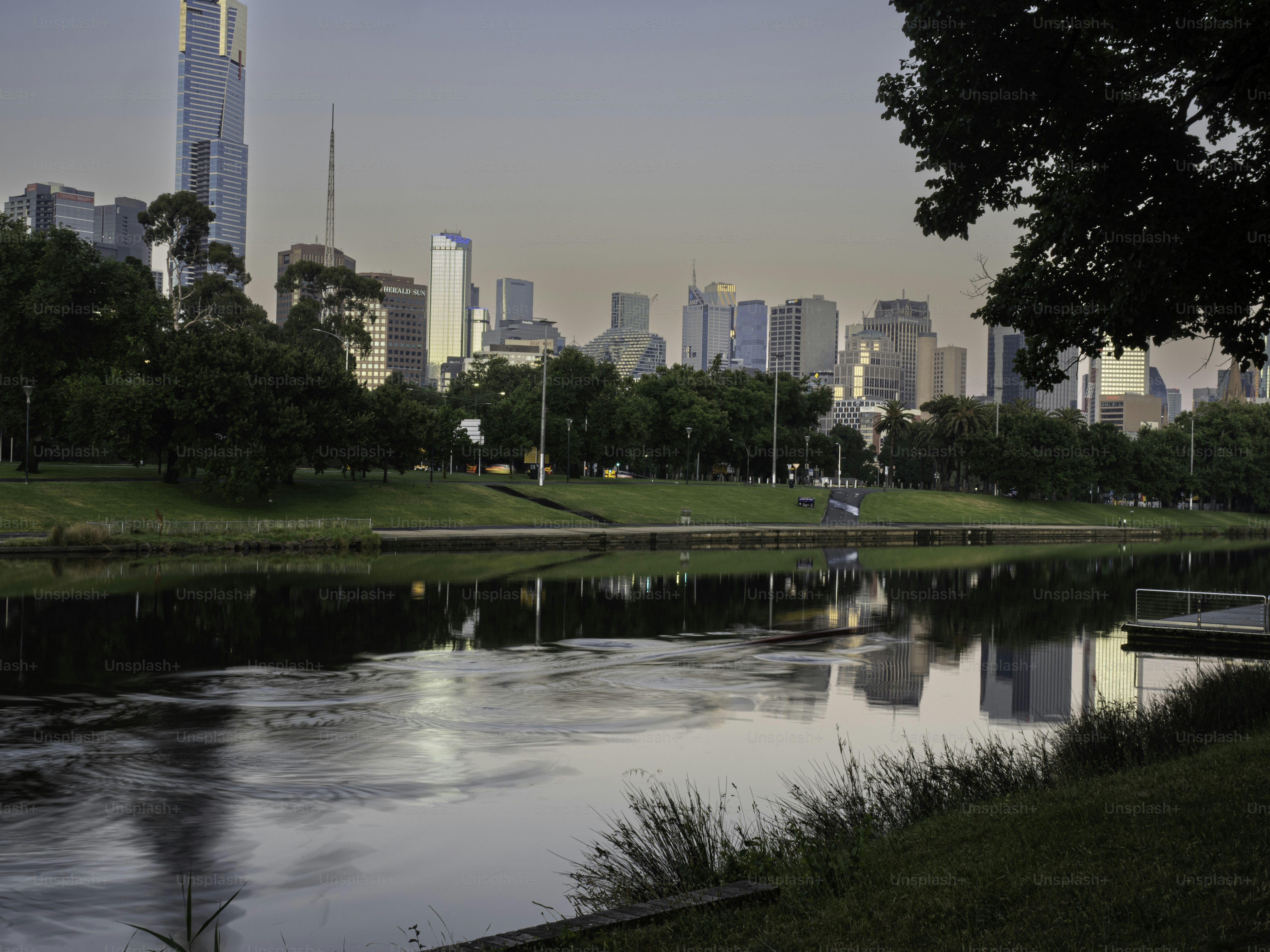 Melbourne skyline next to the Yarra River