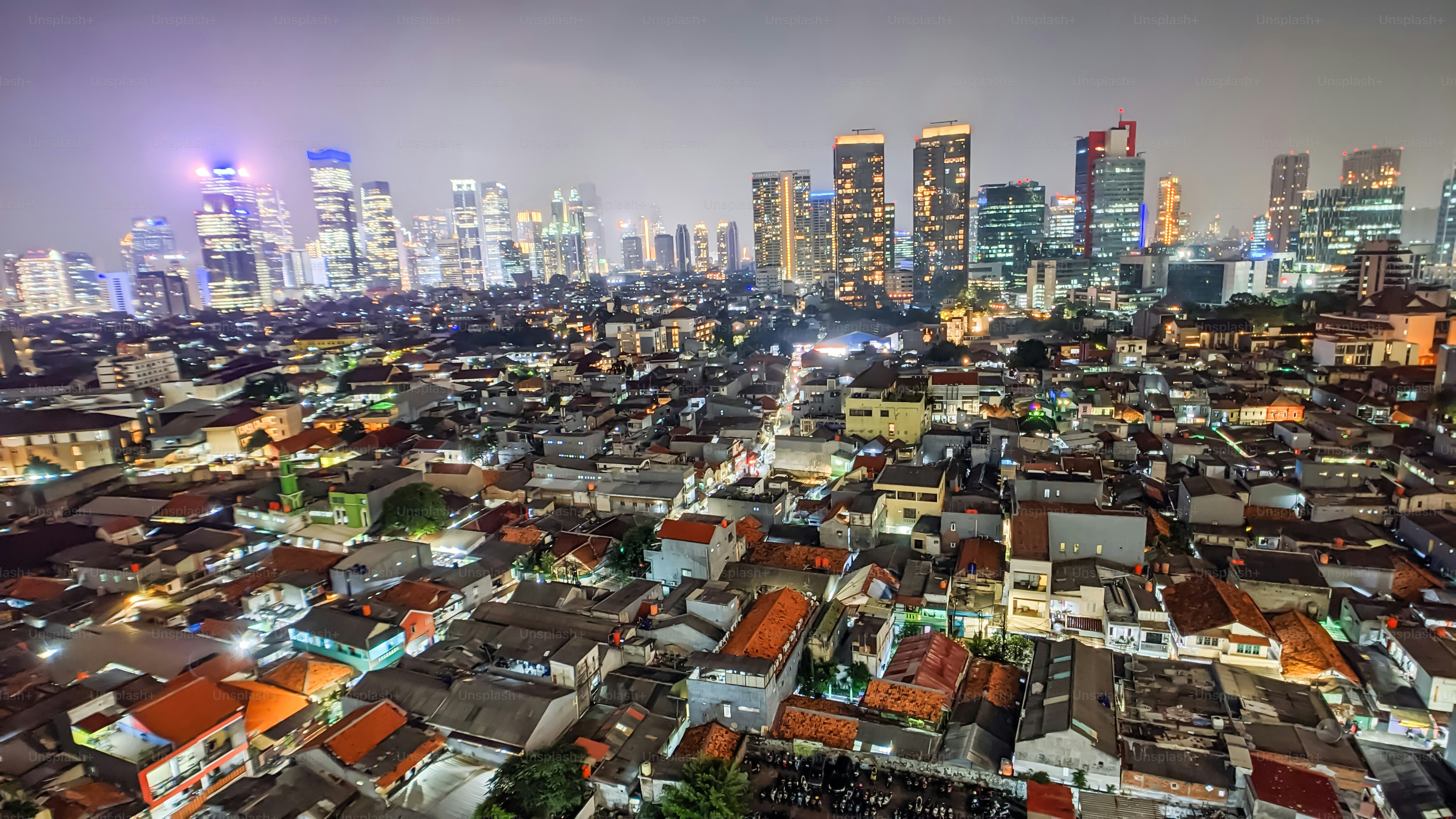 Vue nocturne illuminée sensationnelle de la région sud de Jakarta au  crépuscule. Bannière horizontale plate de photographie panoramique. Concept  d'arrière-plan virtuel photo – Image de Voyager sur Unsplash, image size:3000x1688