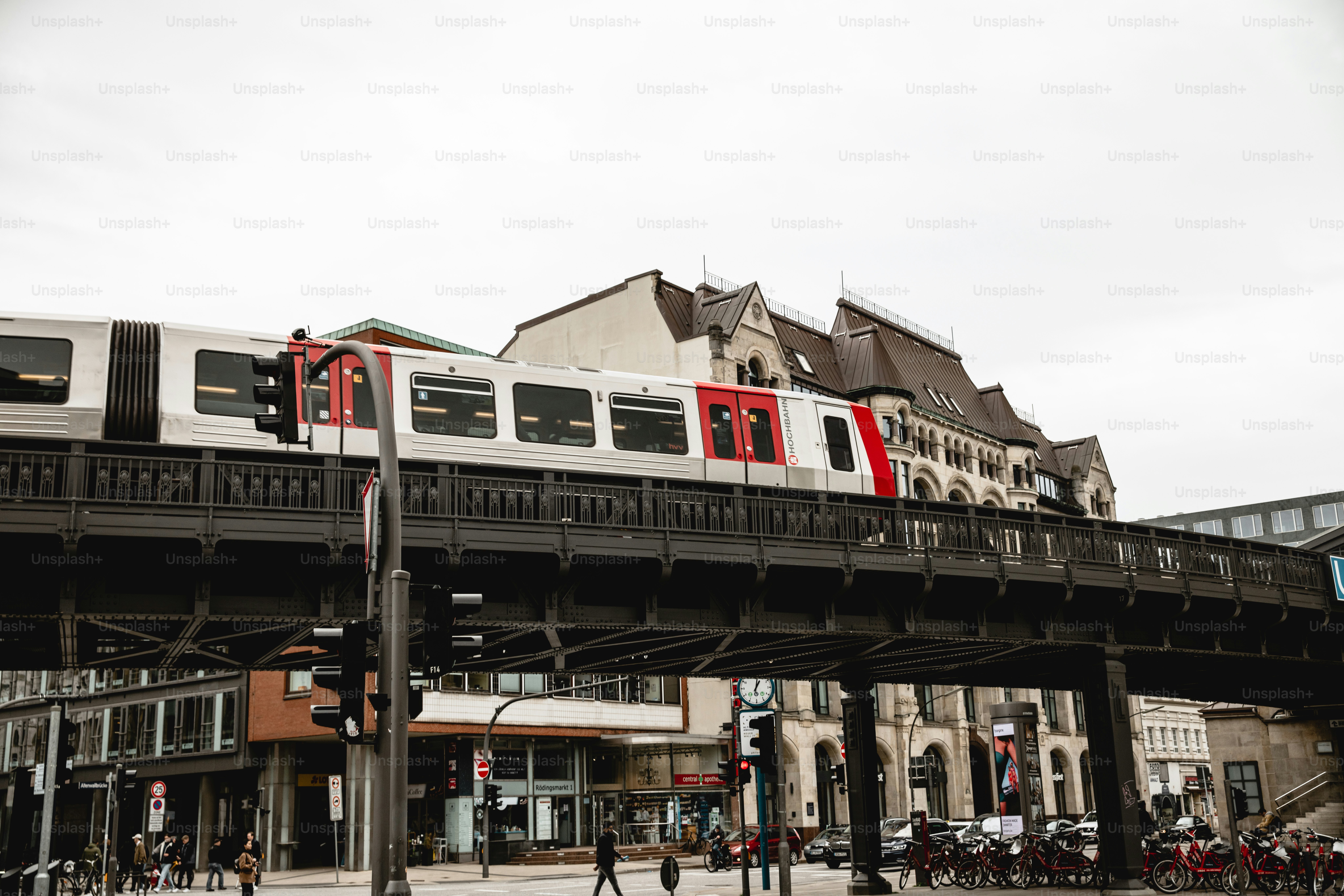 함부르크 기차 및 역 -U-Bahn -, 지하철 시스템 -, 비오는 날에-스톡 사진