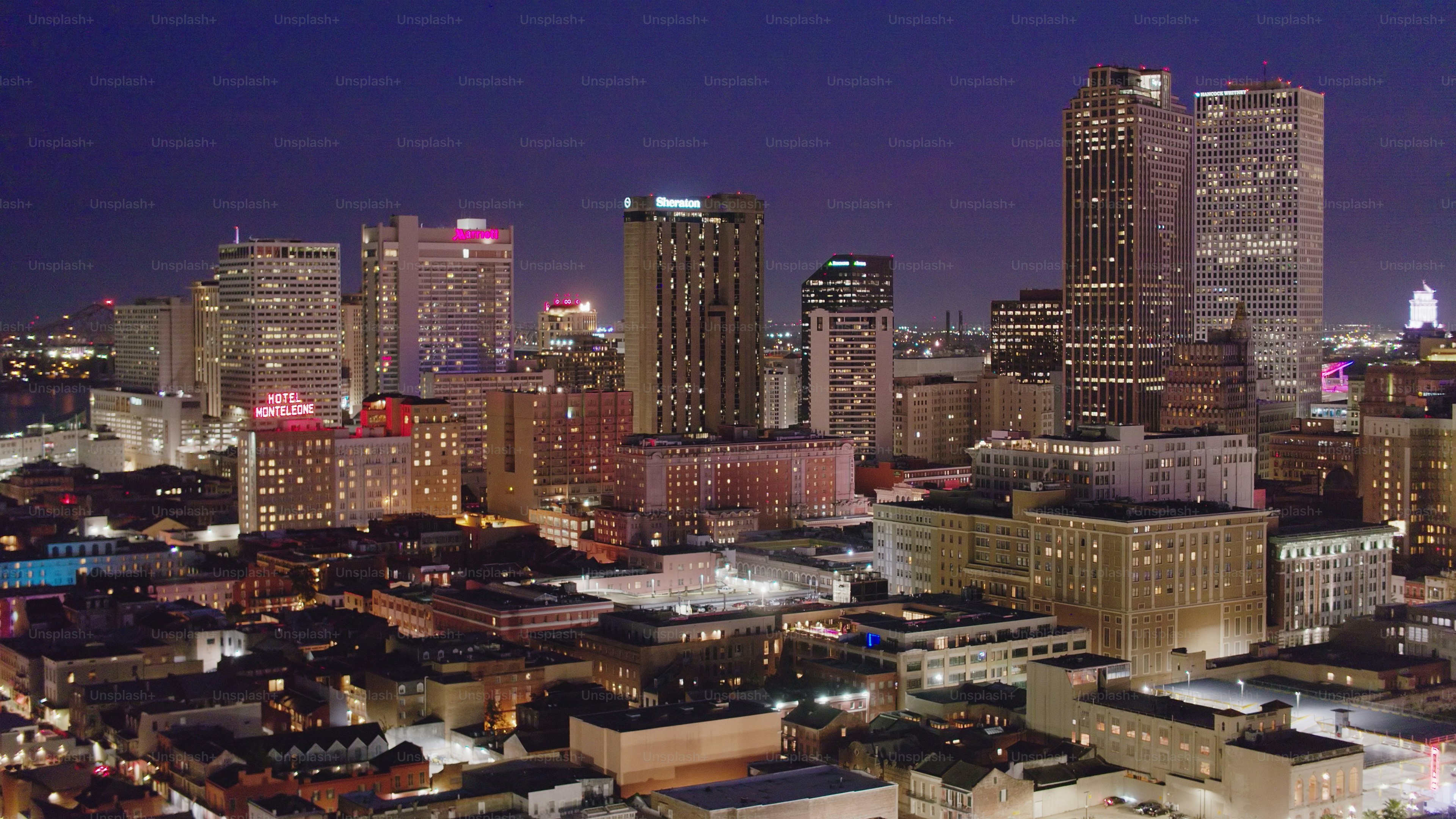 Drohnenaufnahme der Innenstadt von New Orleans bei Nacht