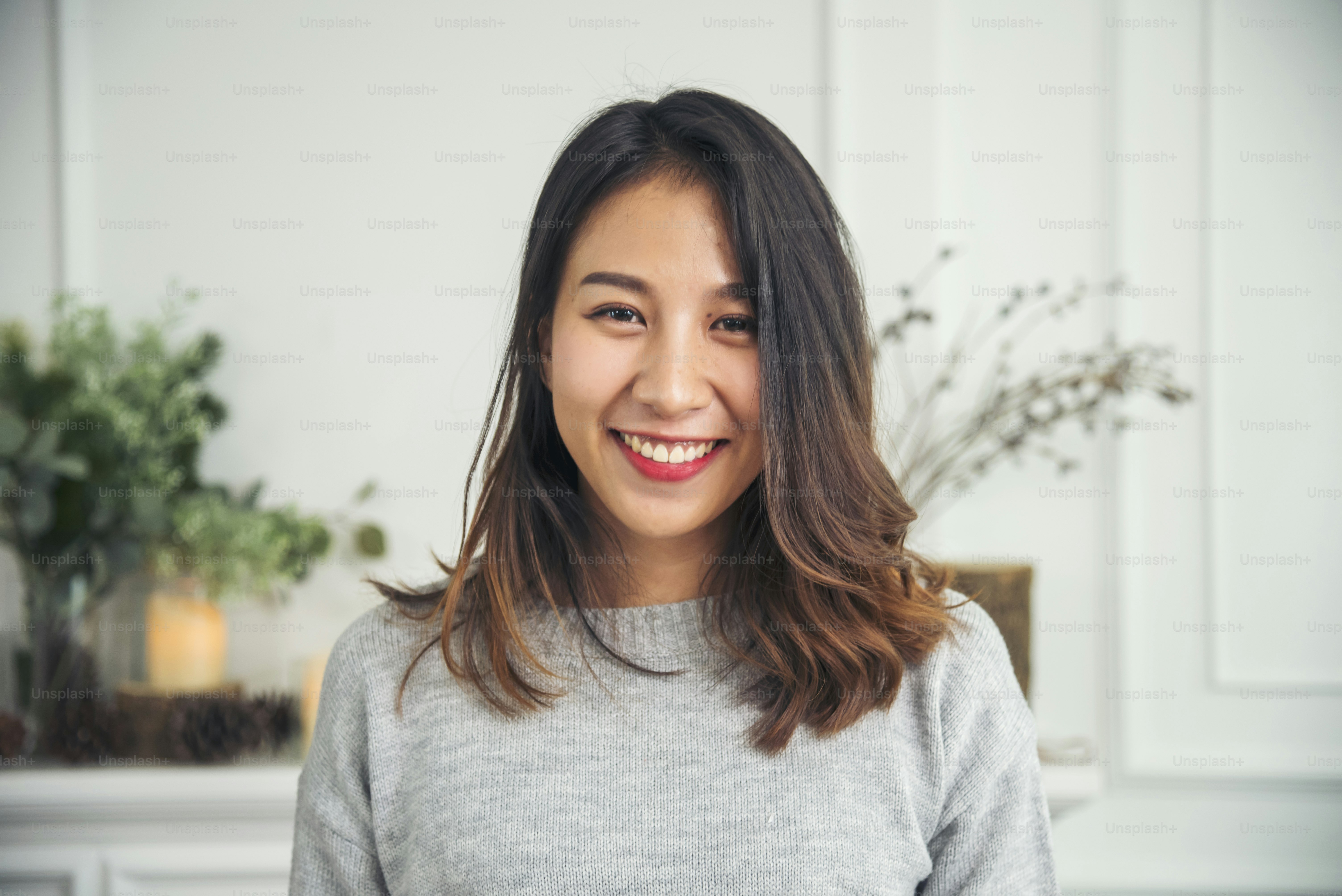 Retrato Mulheres asiáticas felicidade sorrindo risada pessoa feliz olhando para a câmera. Alegria feliz bonita do retrato da menina alegre. Mulheres bonitas sorriem rindo. Confiança fêmeas sincero tiro rosto sorridente.