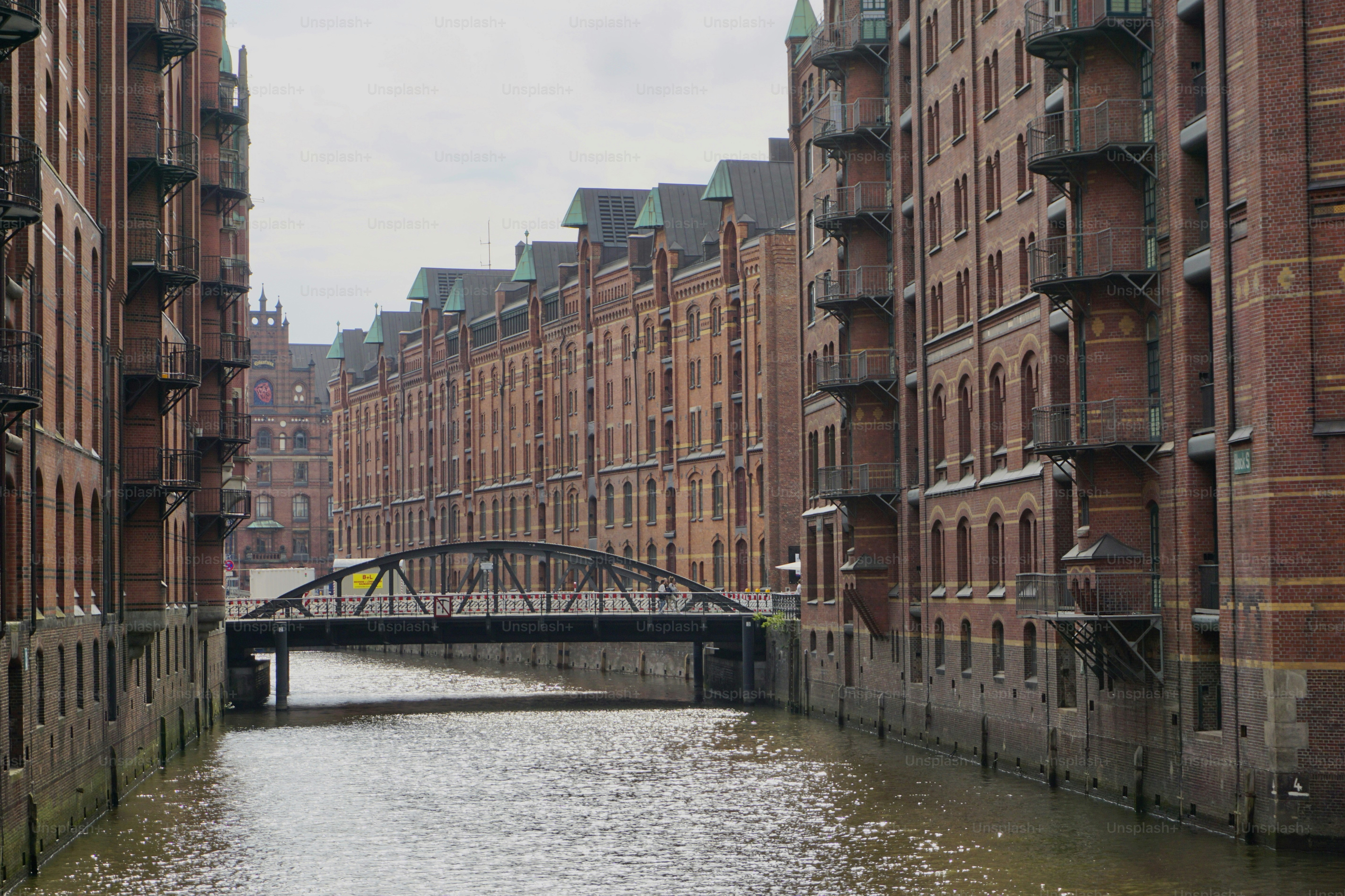 O Speicherstadt no verão. Hamburgo no verão. Cidade do armazém em Hamburgo. Edifícios de tijolos vermelhos.