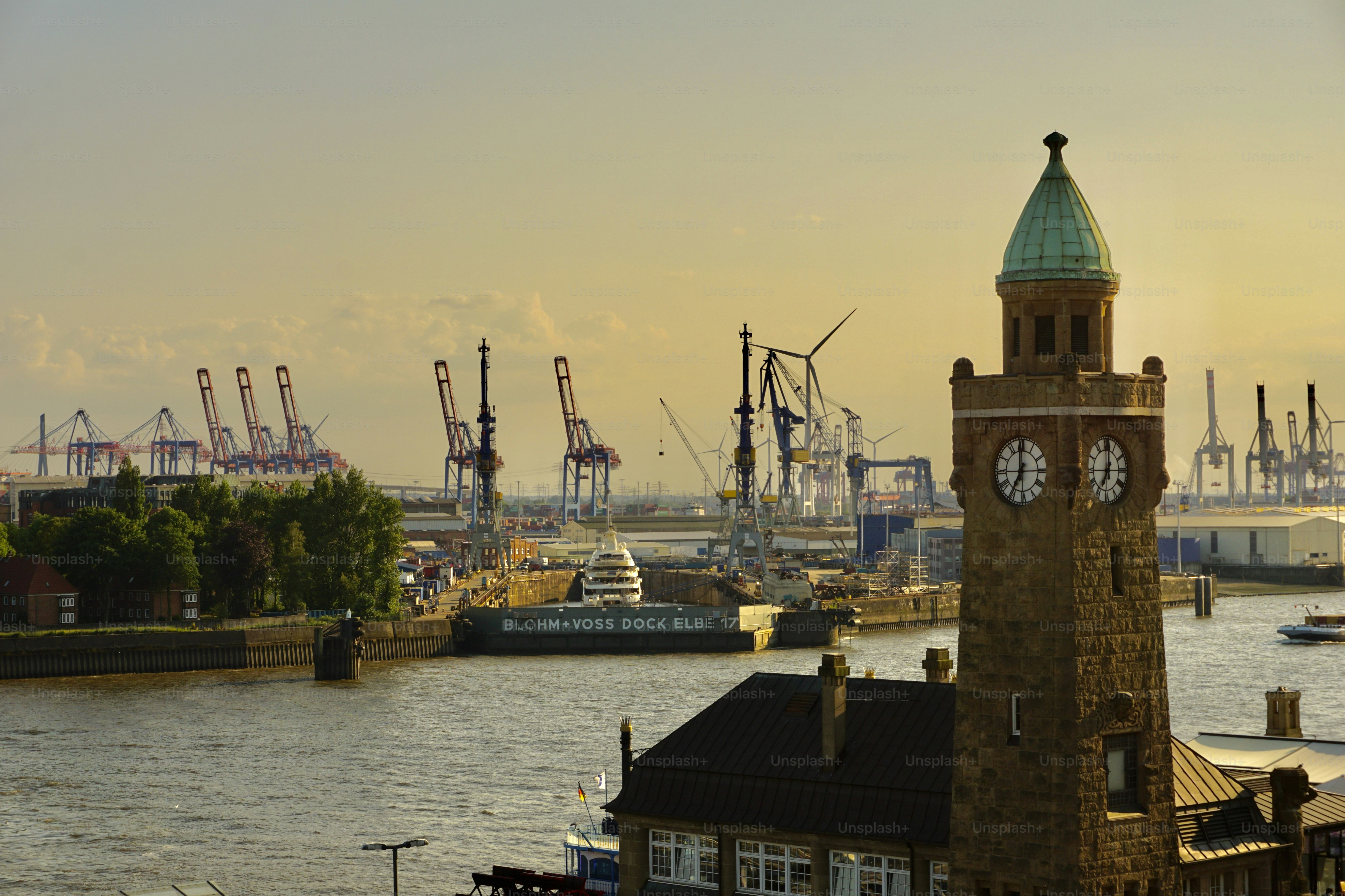 silhouettes-of-hamburg-buildings-at-sunset-golden-sunset-in-the-port