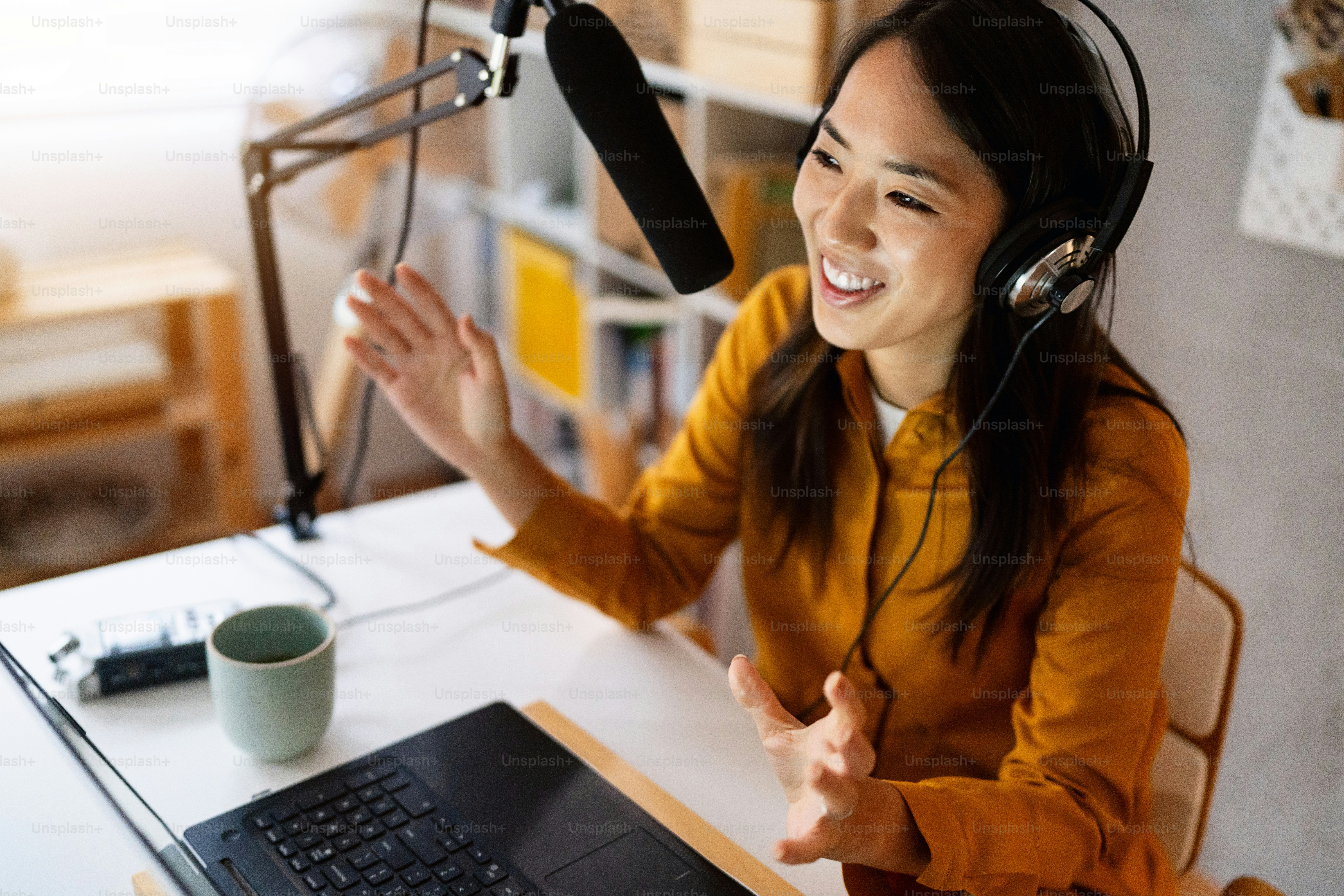 Moderne Unternehmerin japanischer Abstammung, die in ihrem Podcast/Radio von zu Hause aus über einige Themen spricht