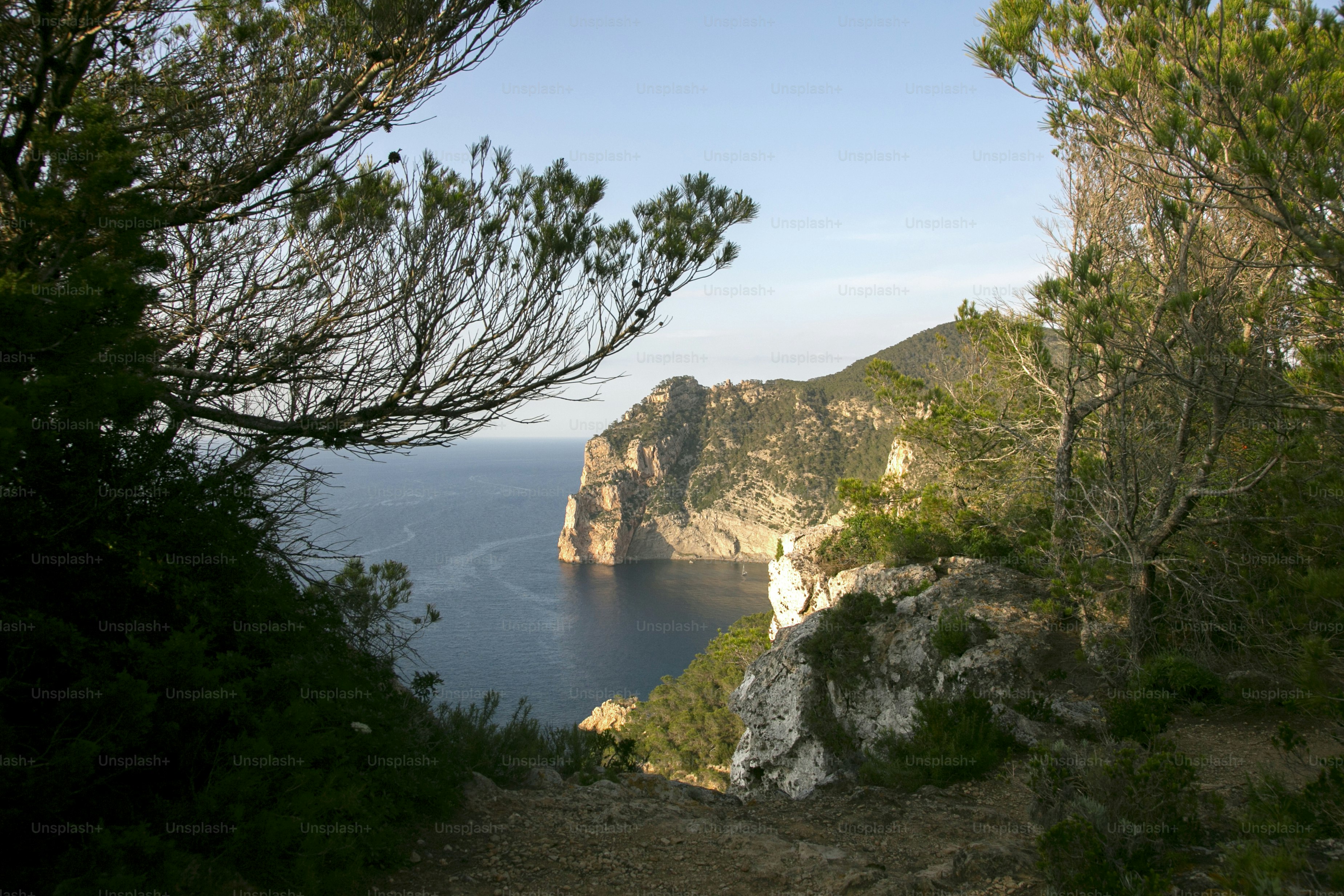 Vistas al mar y a Ses Margalides de Ibiza desde los acantilados del norte de la isla en Santa Agnes de Corona.