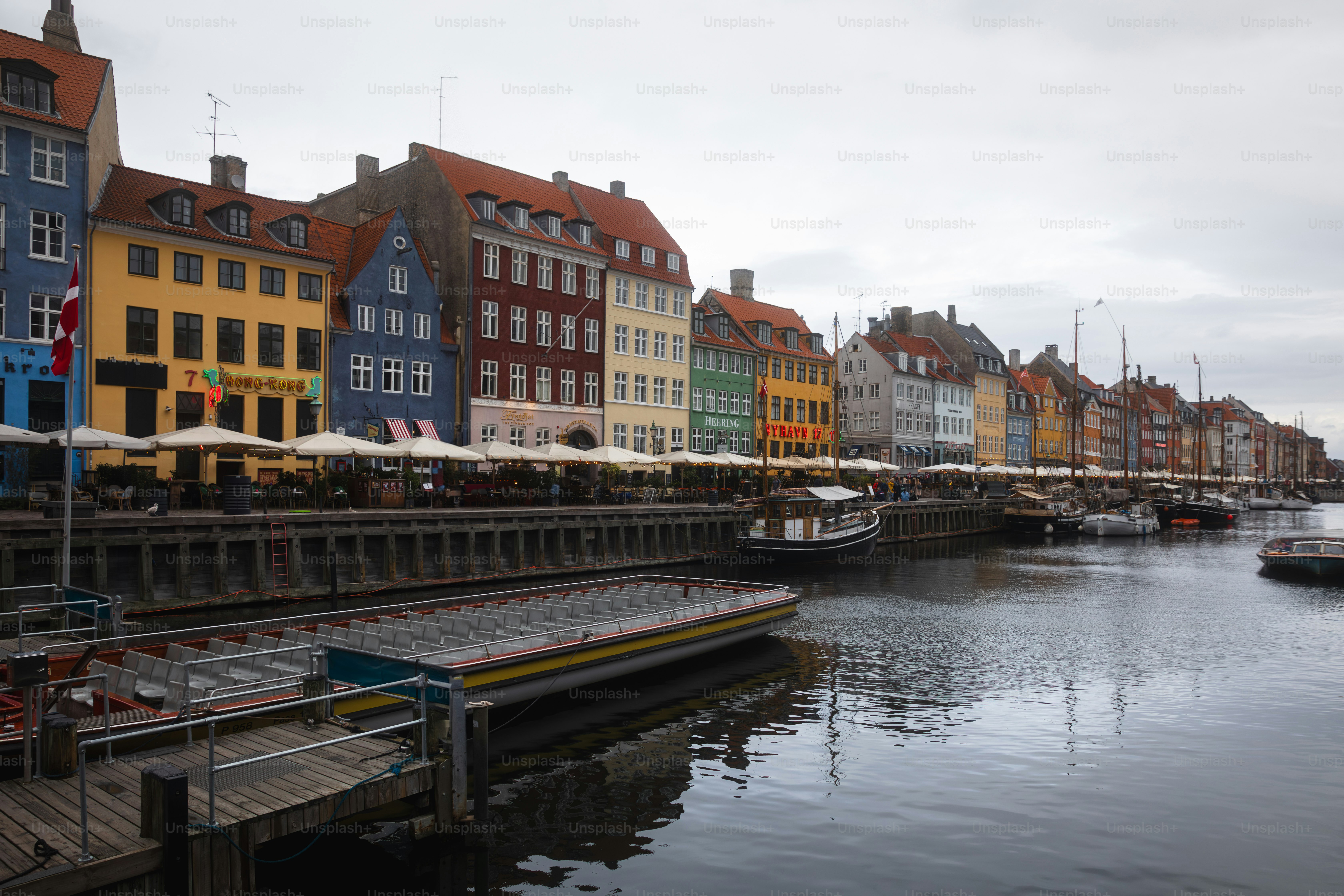 Copenhague Nyhavn ciudad panorámica con barcos y muchas casas pequeñas y coloridas