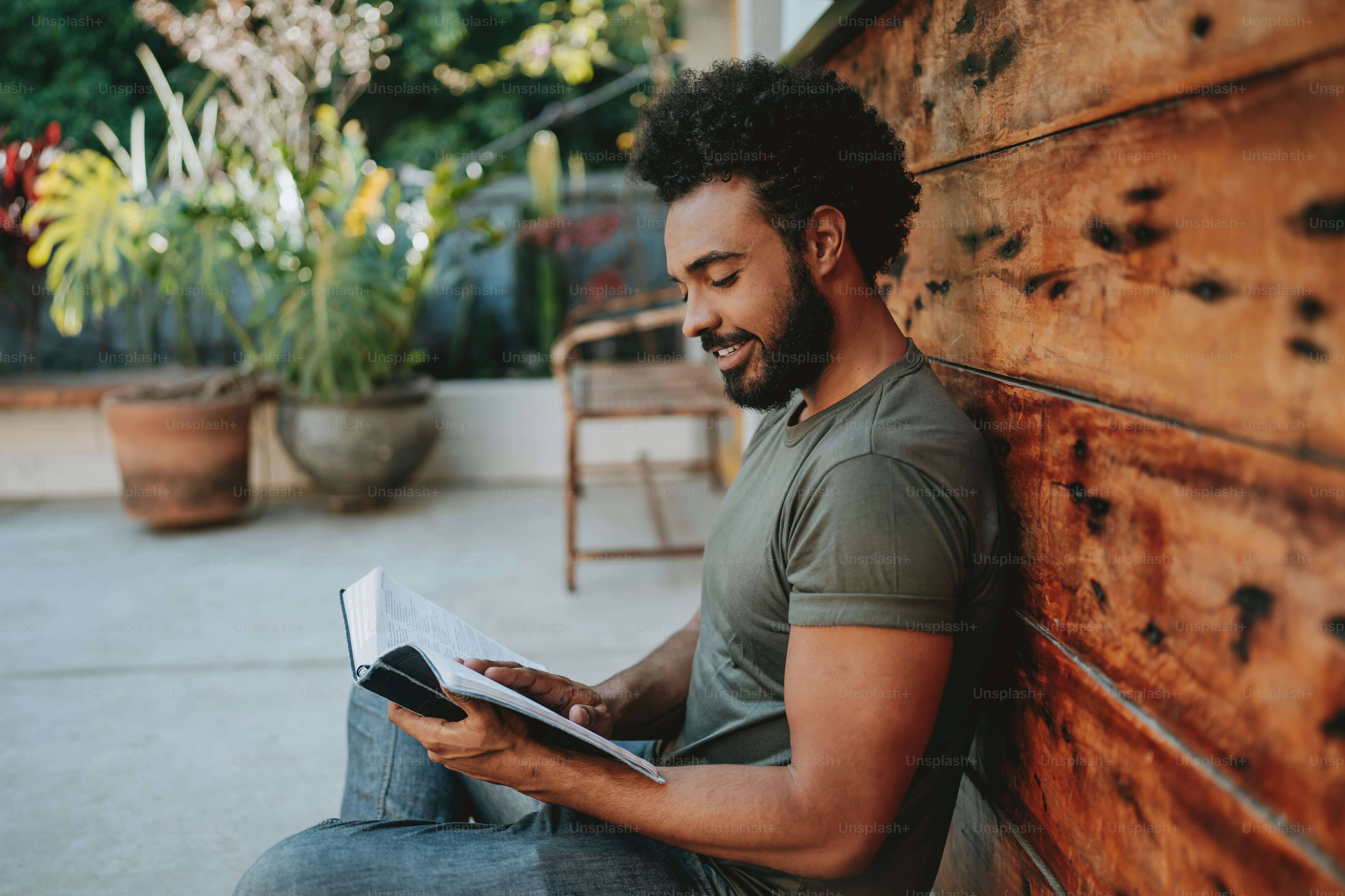 Junger Mann liest die Bibel
