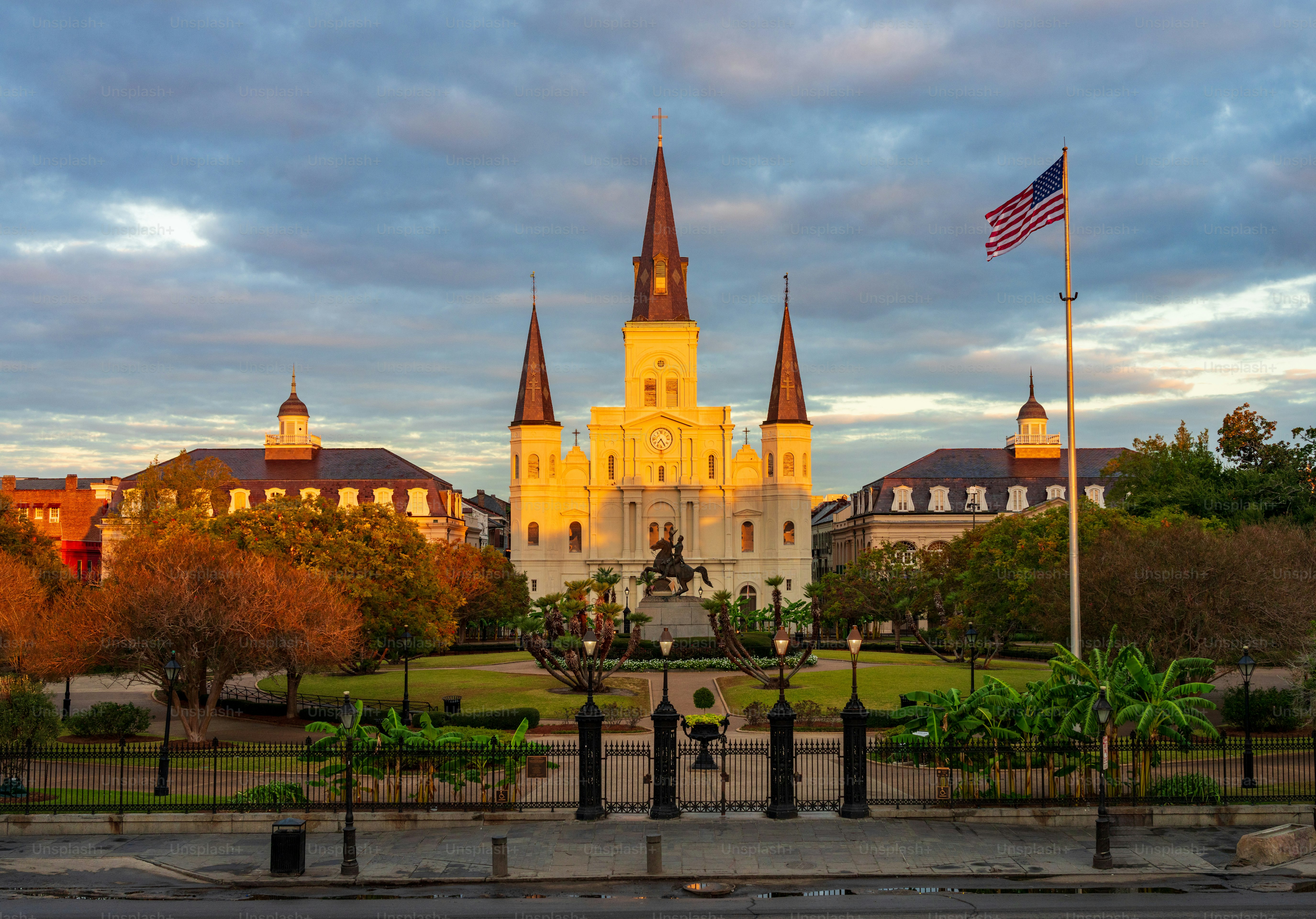 Die Strahlen der aufgehenden Sonne trafen auf die Fassade der Kathedrale von St. Louis, König von Frankreich mit der Statue von Andrew Jackson in New Orleans in Louisiana