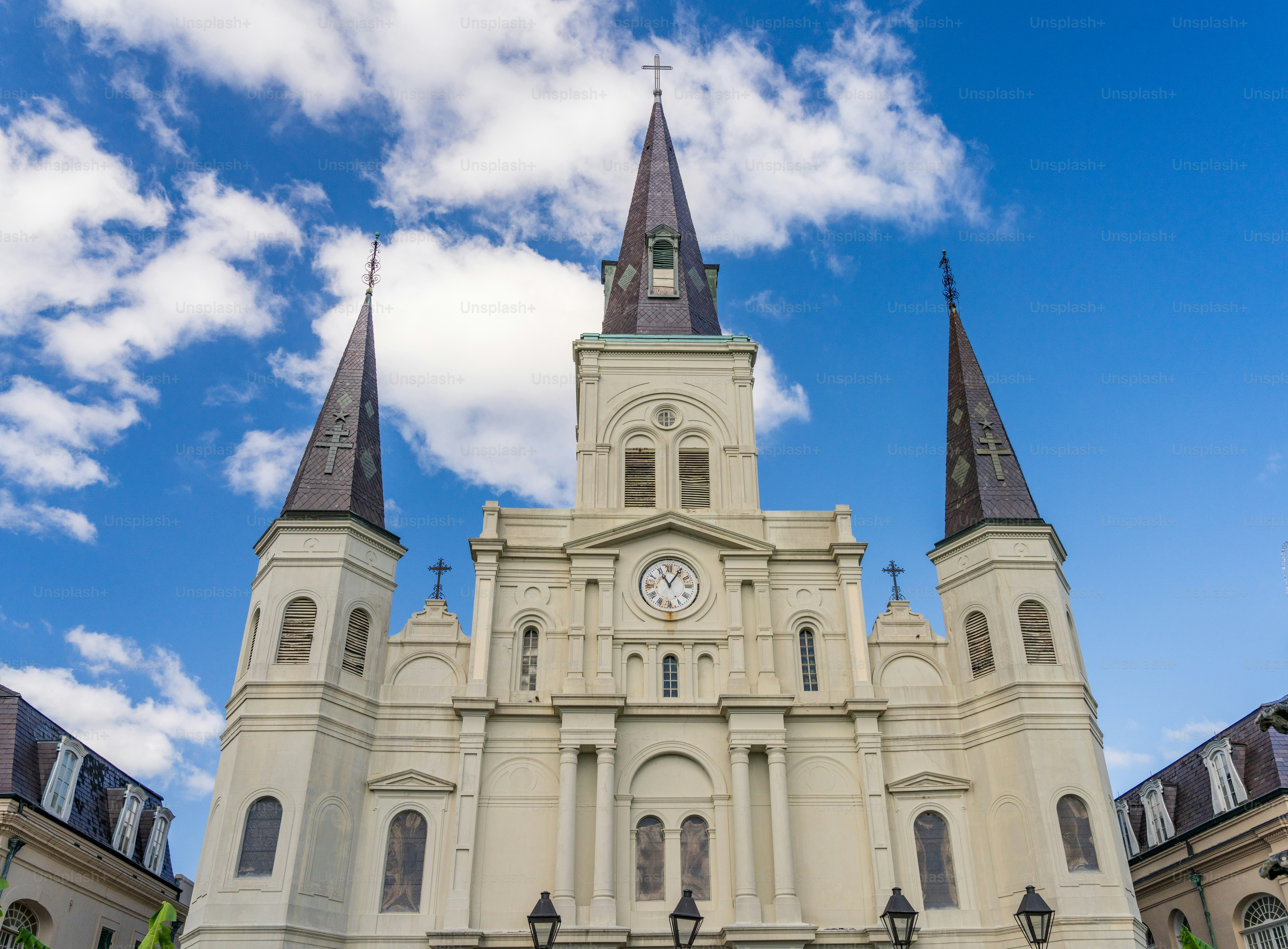 Fassade und Türme der Kathedrale von St. Louis, König von Frankreich im French Quarter von New Orleans in Louisiana