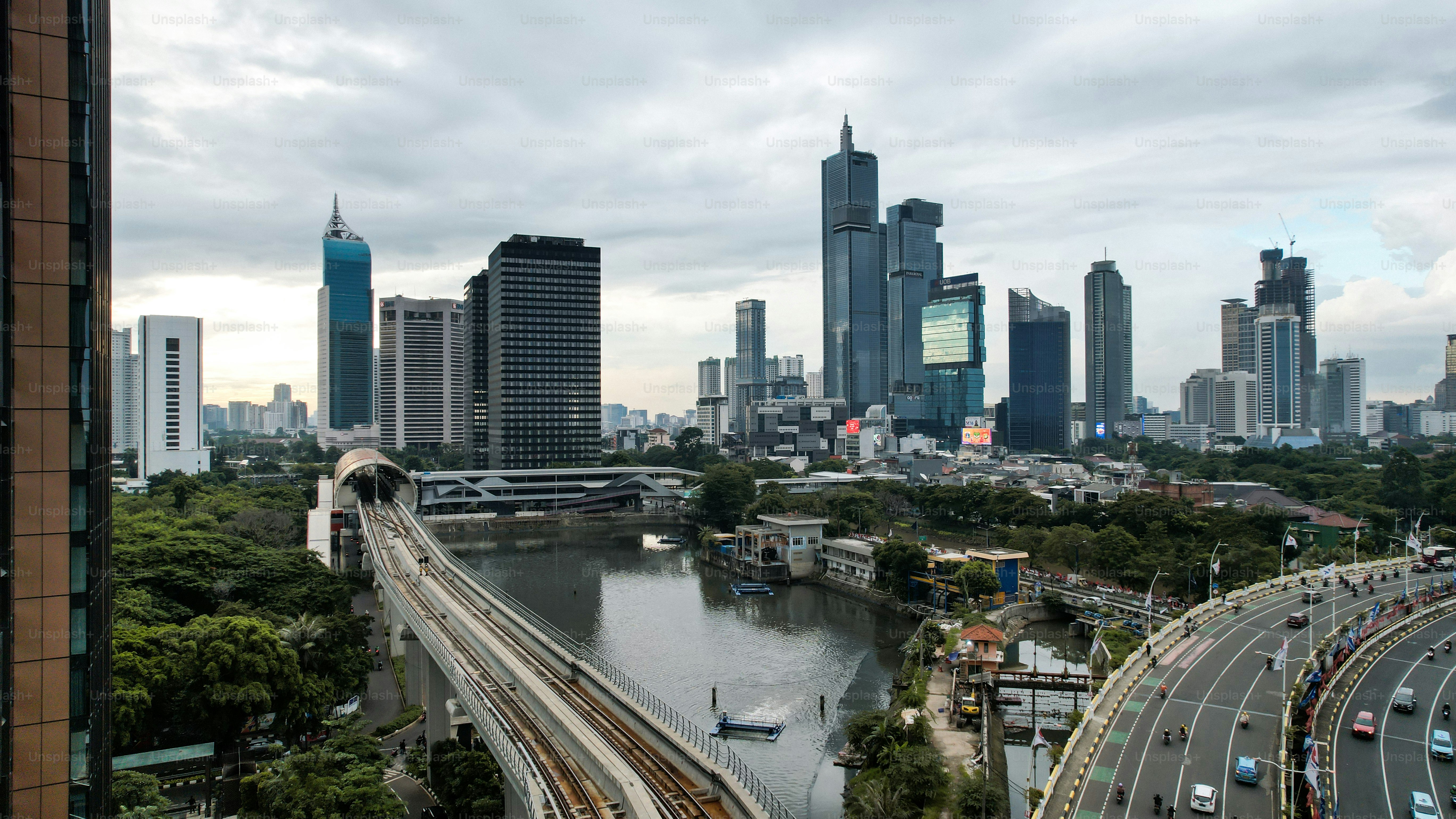 夕暮れ時のインドネシアの首都ジャカルタのパノラマの街並み。汚染された街では珍しい晴れた日。