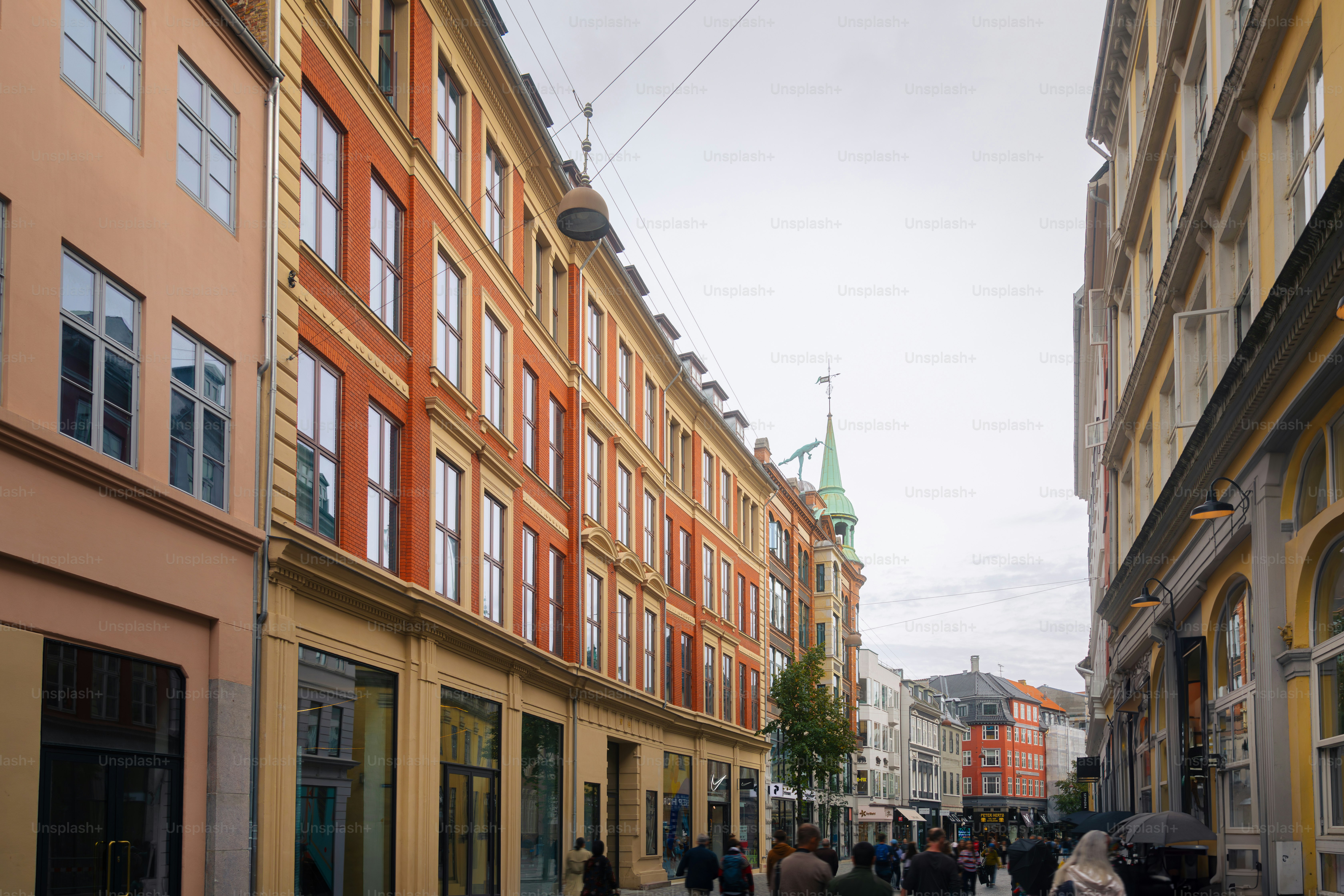 コペンハーゲン市内中心部は人で賑わっています