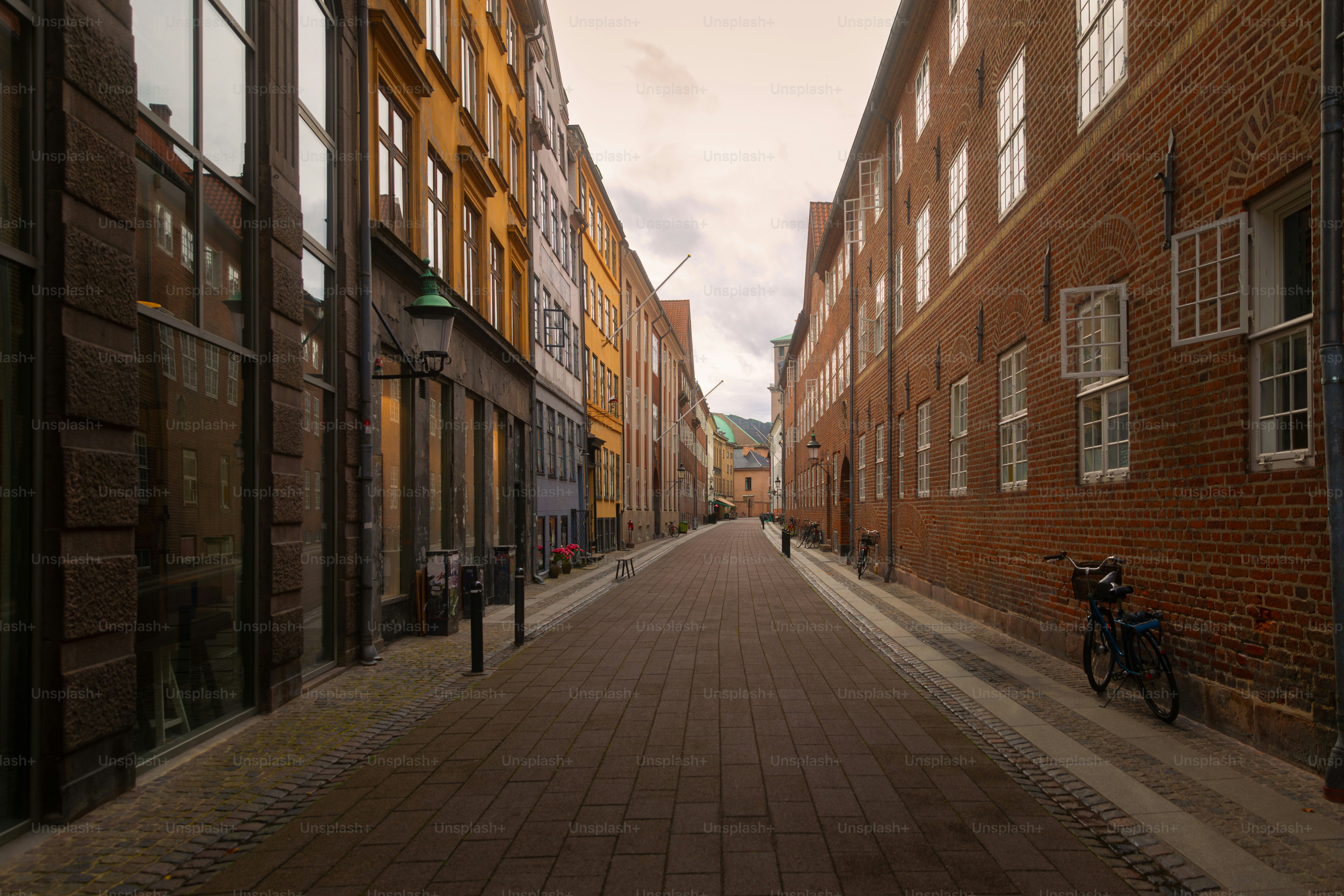 Gemütliche schmale Straße im Stadtzentrum von Kopenhagen