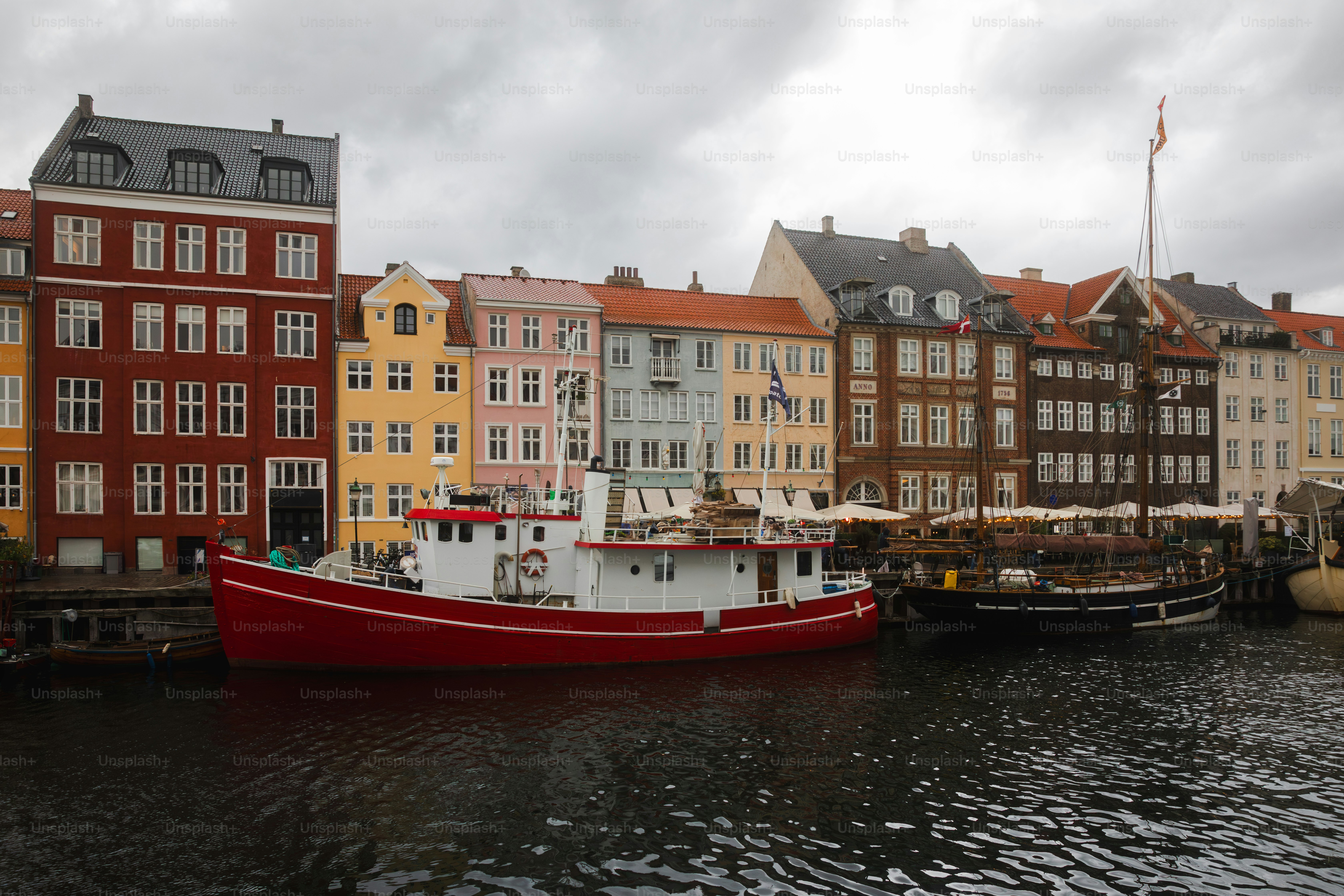 Copenhague Nyhavn ciudad panorámica con barcos y muchas casas pequeñas y coloridas