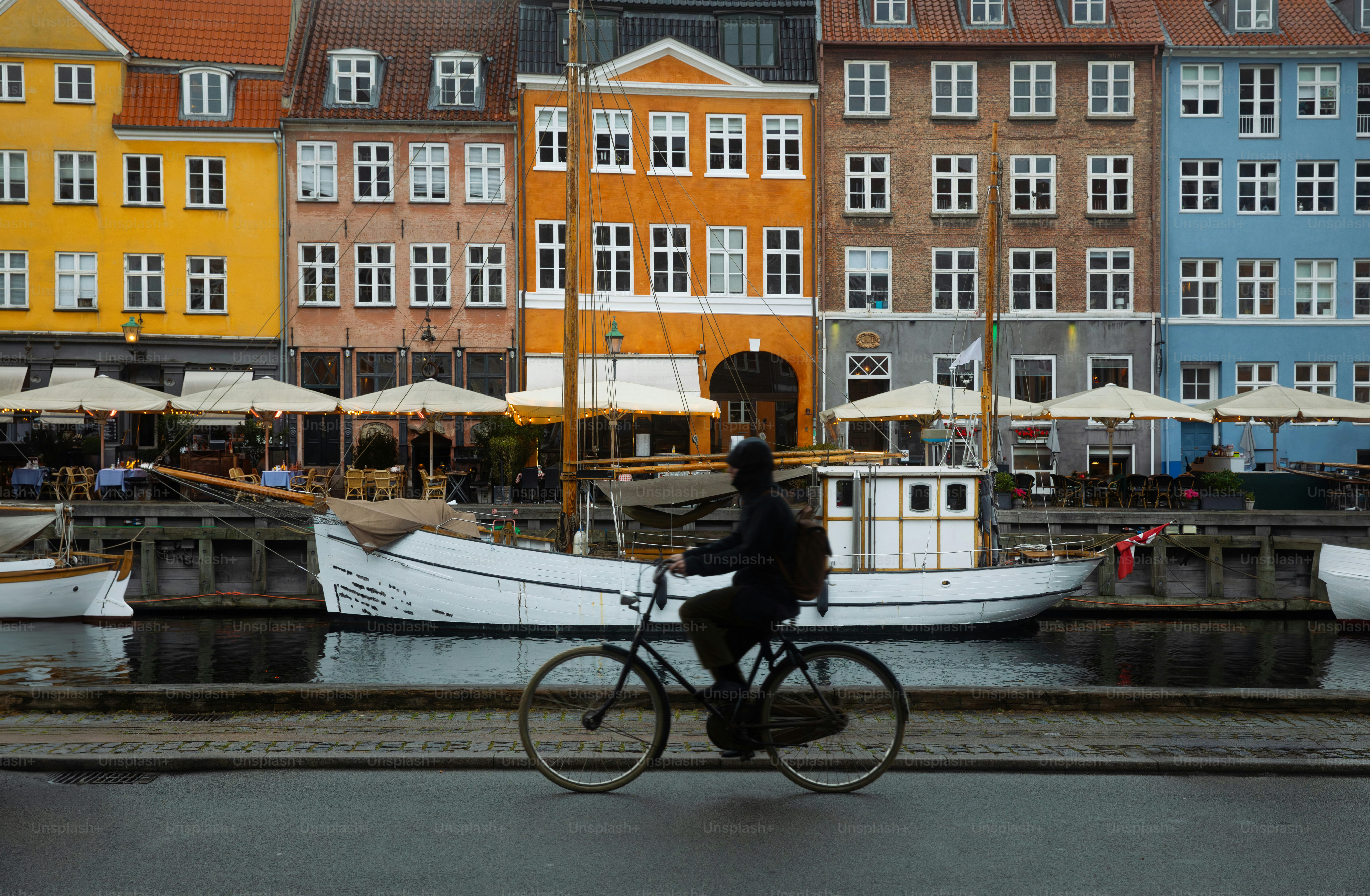 Copenhague Nyhavn ciudad panorámica con barcos y muchas casas pequeñas y coloridas