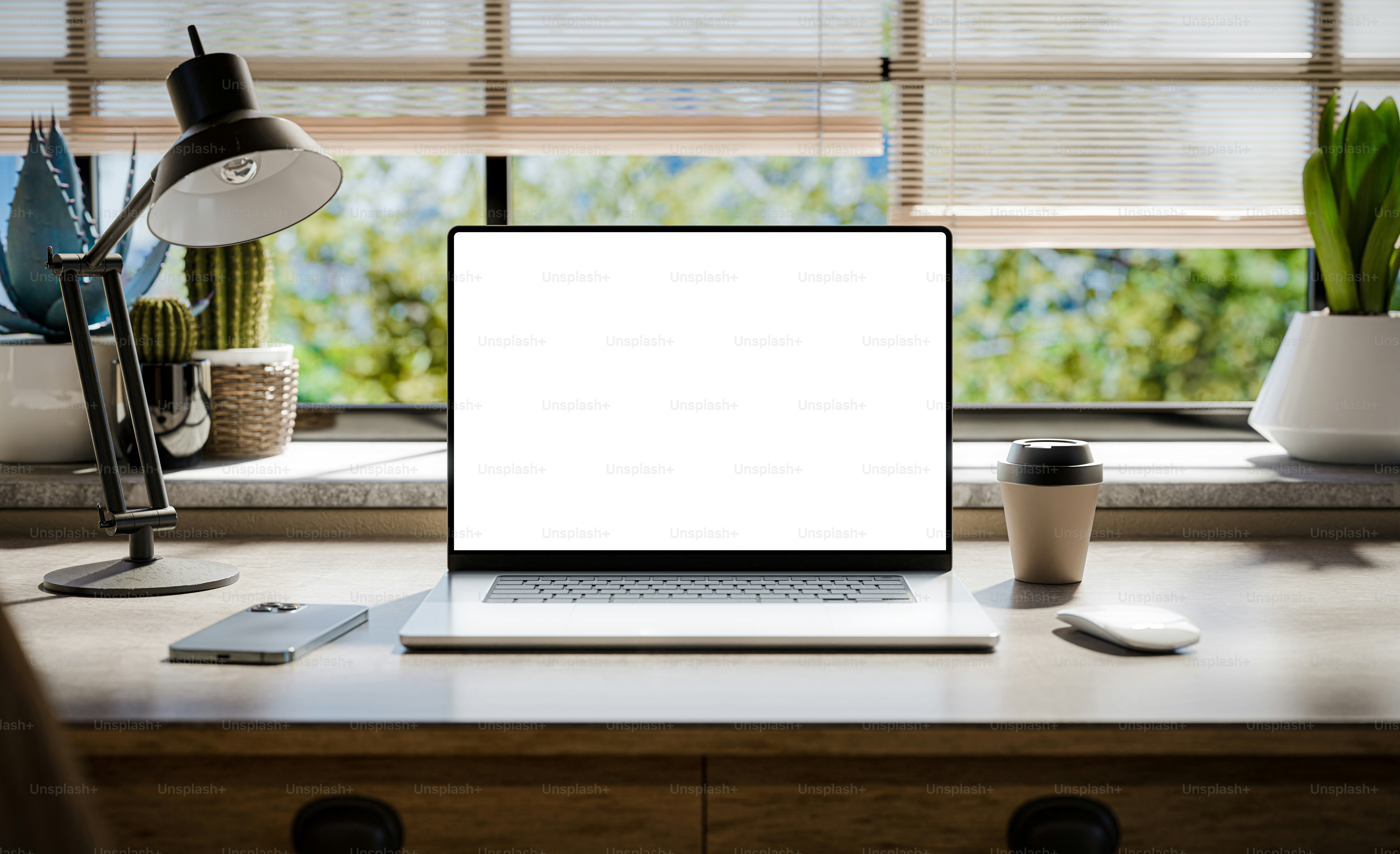 Un ordinateur portable avec un écran vide est posé sur un bureau en bois élégant dans un intérieur de style loft, avec des espaces verts en arrière-plan visibles à travers la fenêtre - rendu 3D