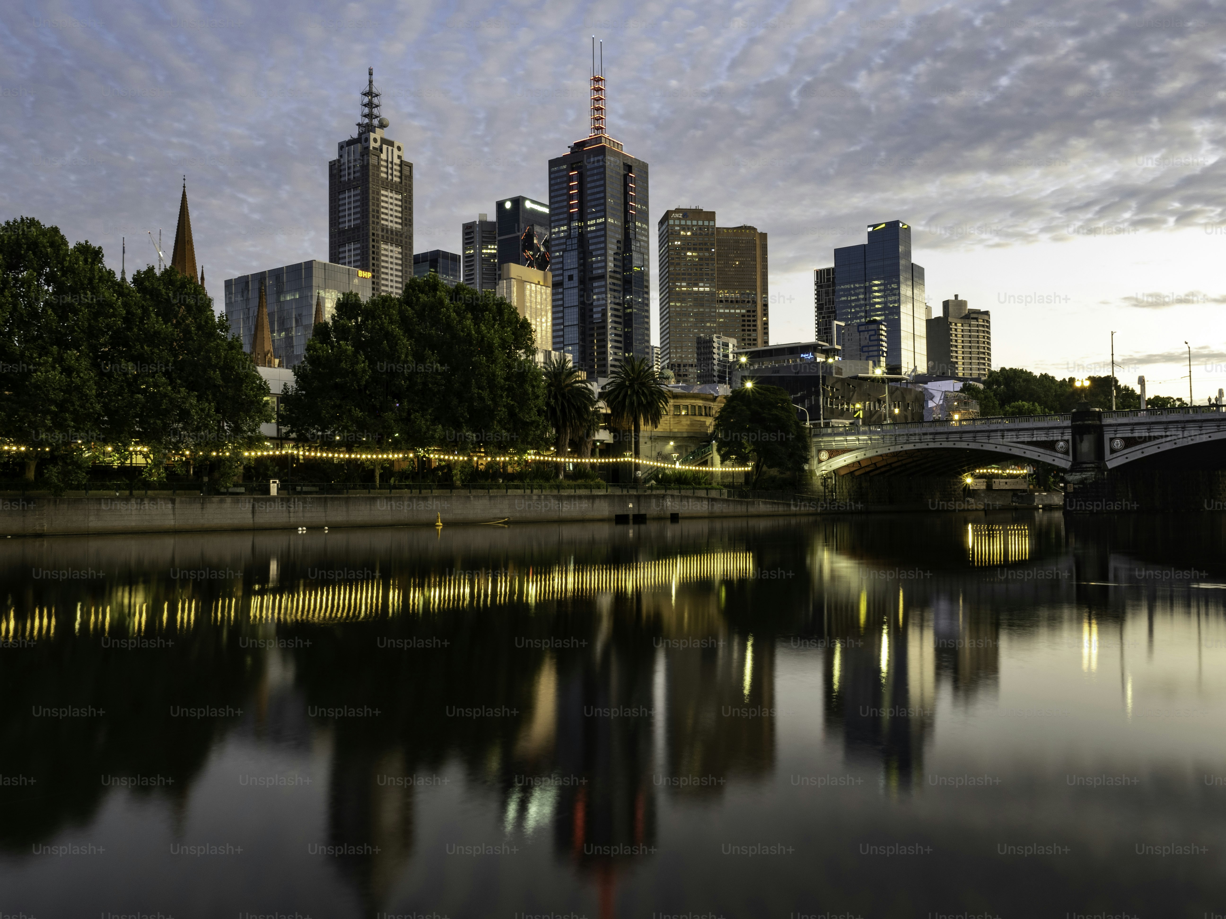 メルボルンのスカイラインと早朝のヤラ川