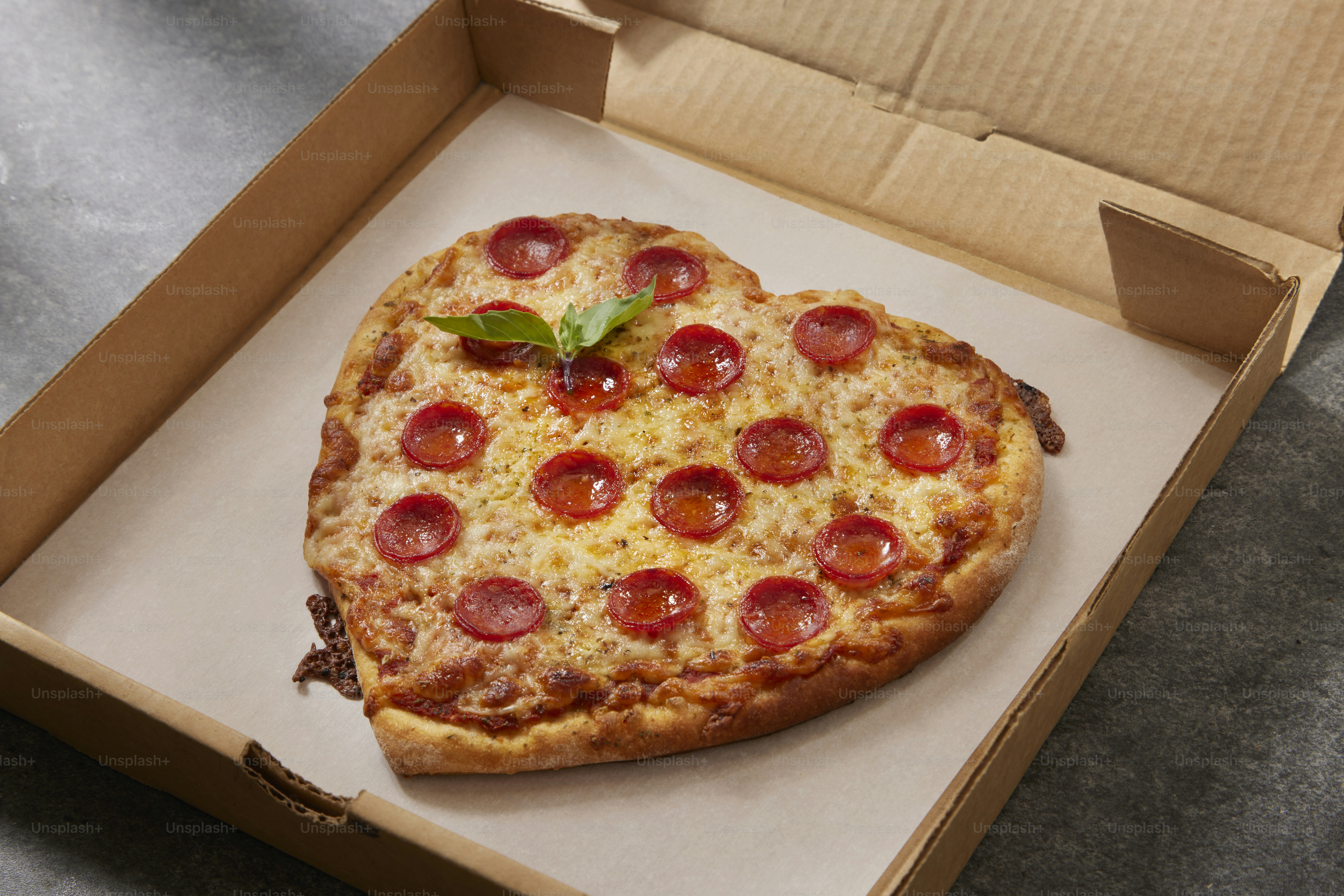 Pizza suprema en una caja de cartón con salchicha italiana, pimientos,  aceitunas negras, champiñones y pepperoni. foto – Imagen de Víveres en  Unsplash, image size:3000x2001