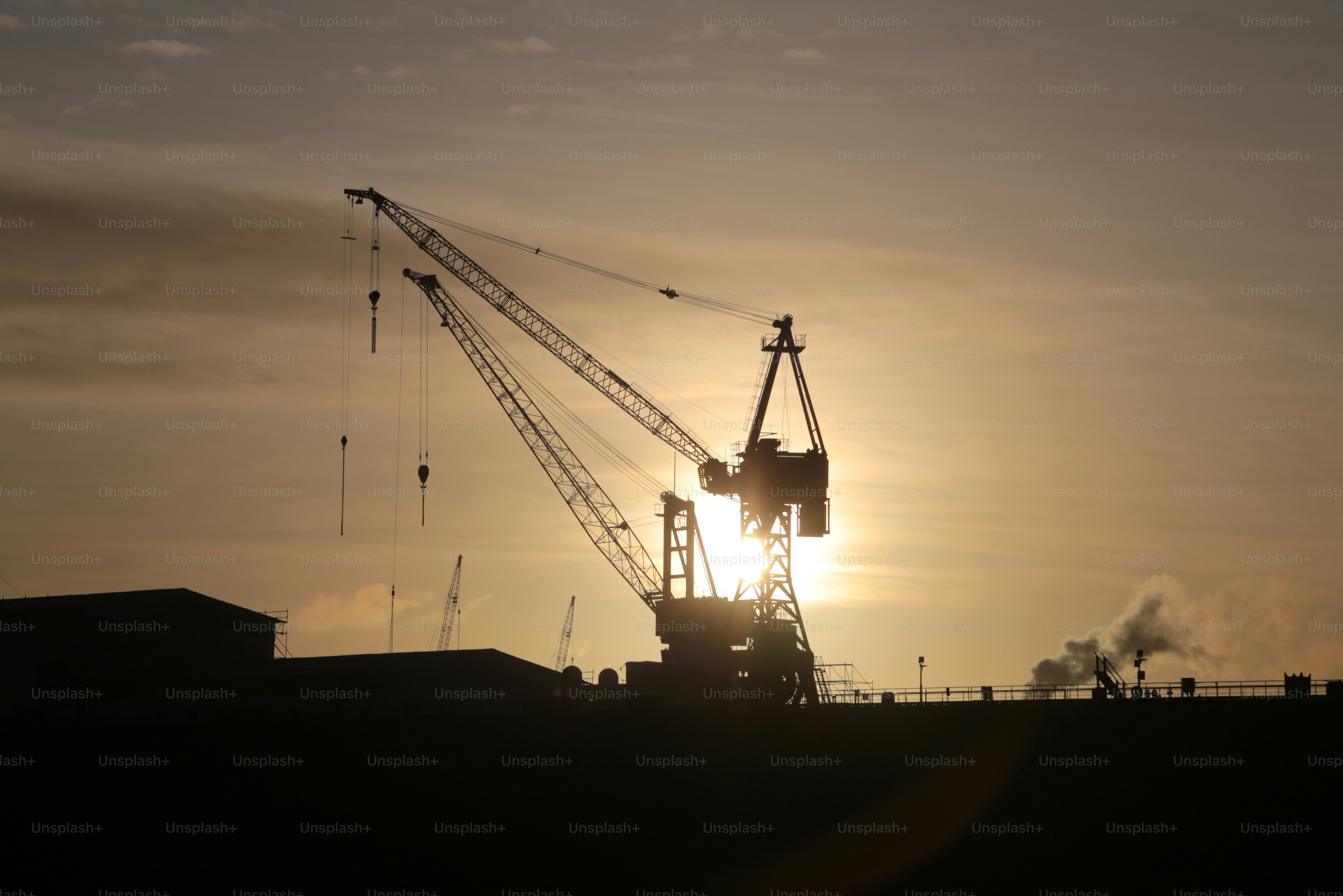 Hamburger Hafen mit Sonnenaufgang am Morgen