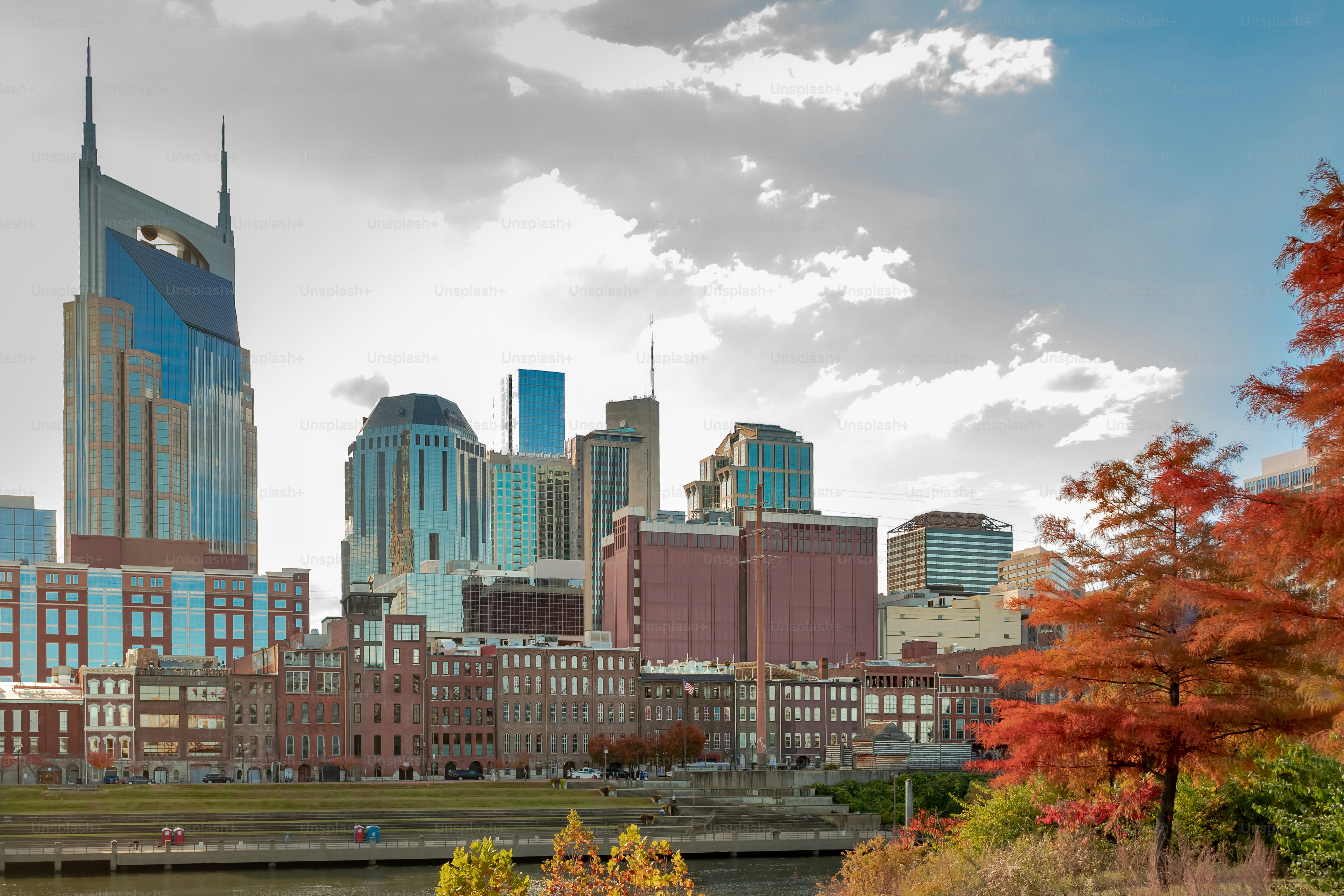 カンバーランド川沿いのナッシュビルの街並みの建物。曇りの日にテネシー州ナッシュビルで撮影された写真の写真 – Unsplashの旅行の画像