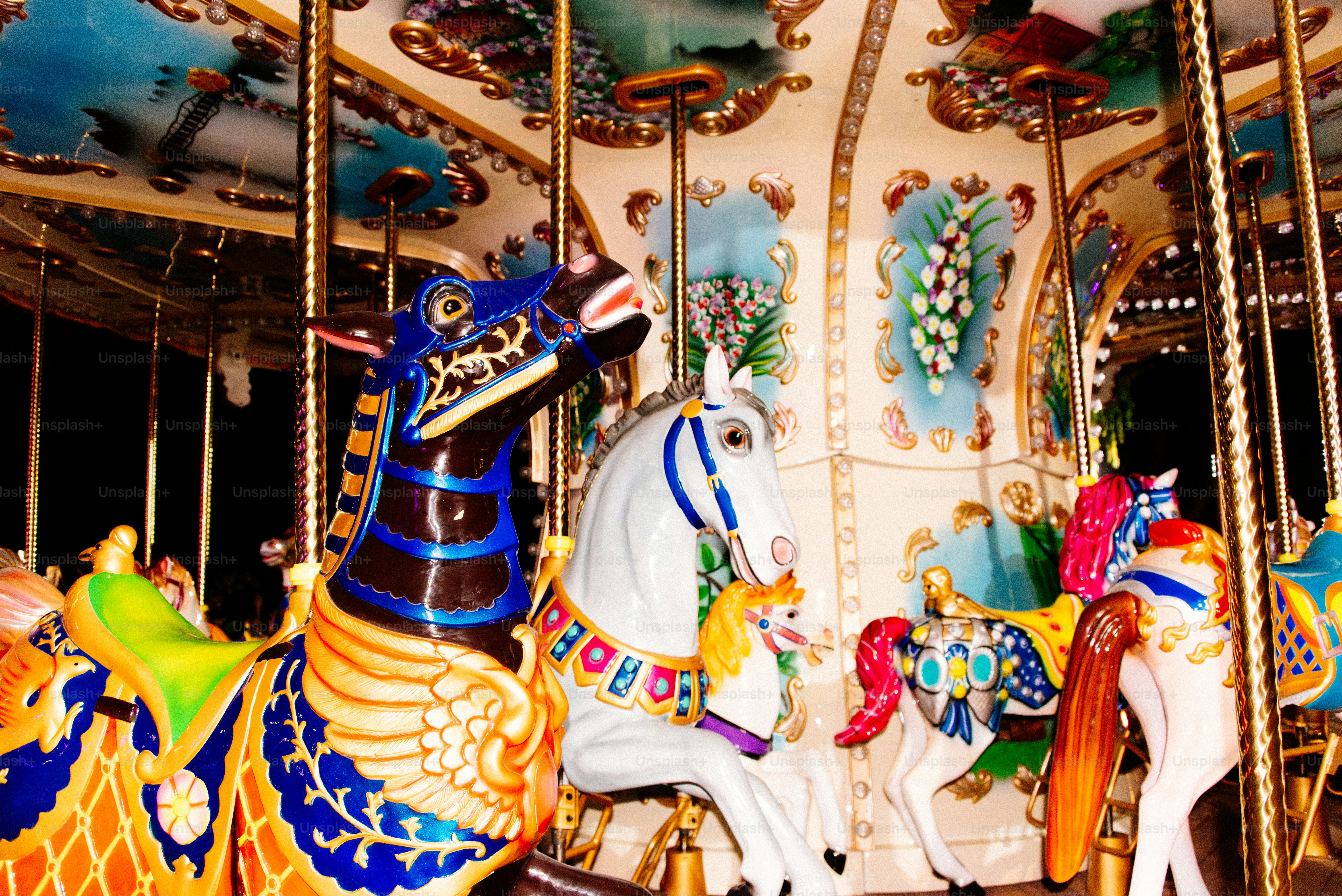 色とりどりの馬がたくさん乗ったメリーゴーラウンド