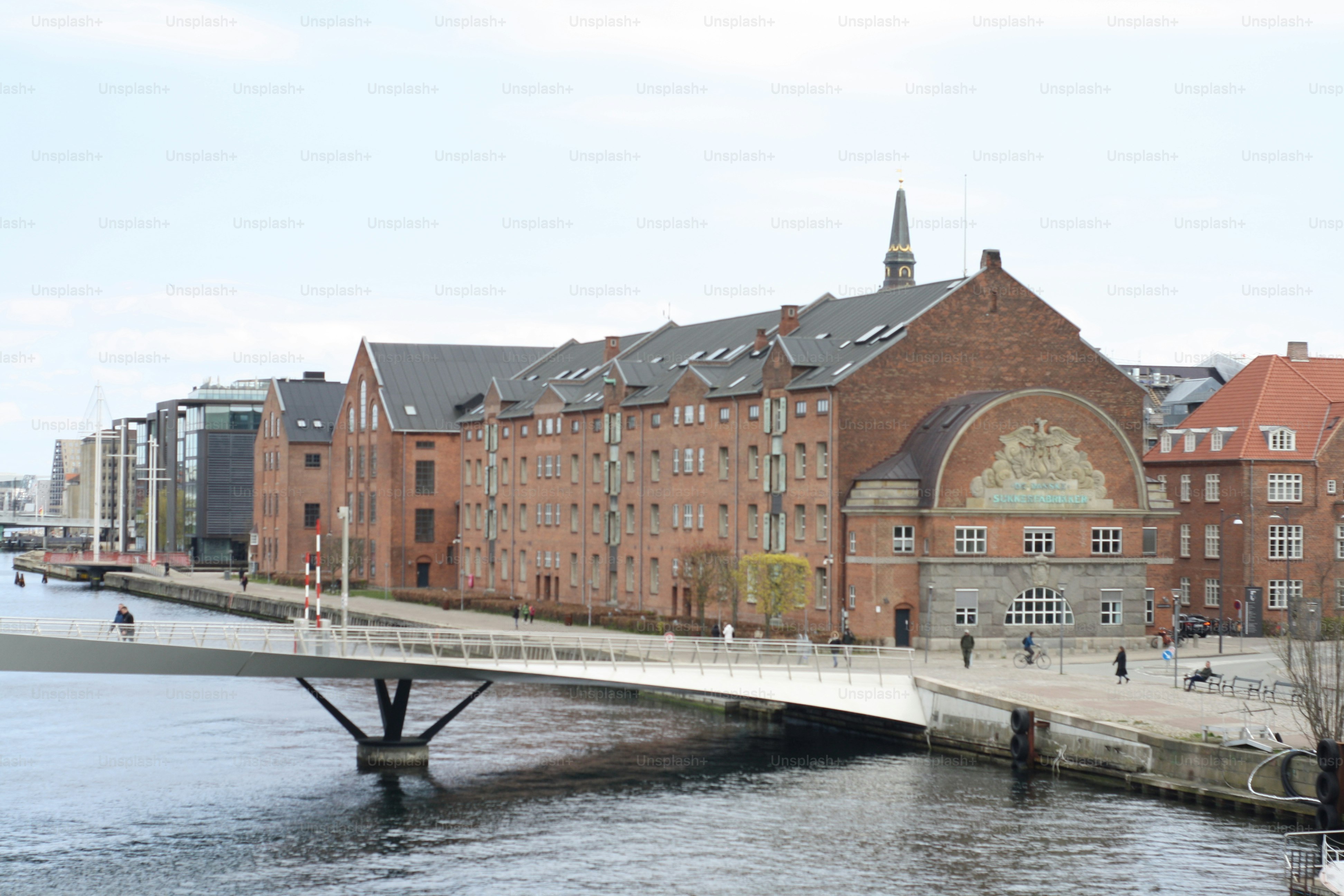 Alte Gebäude mit Backsteinfassaden und charakteristischer Architektur